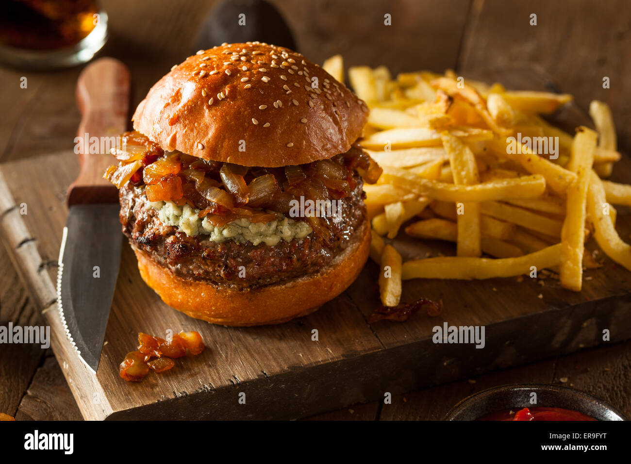 Jugosa hamburguesa de queso azul con cebolla y tocino Foto de stock