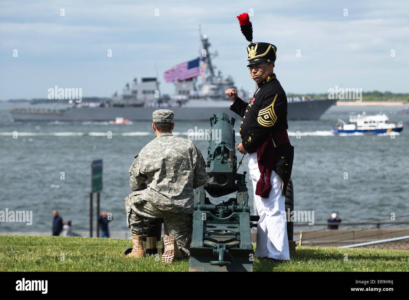 Los soldados estadounidenses se preparan para representar un cañón saludar desde Fort Hamilton como los barcos entrar en el puerto durante el desfile de la flota de buques en la semana del 20 de mayo de 2015, en la Ciudad de Nueva York, NY. Foto de stock