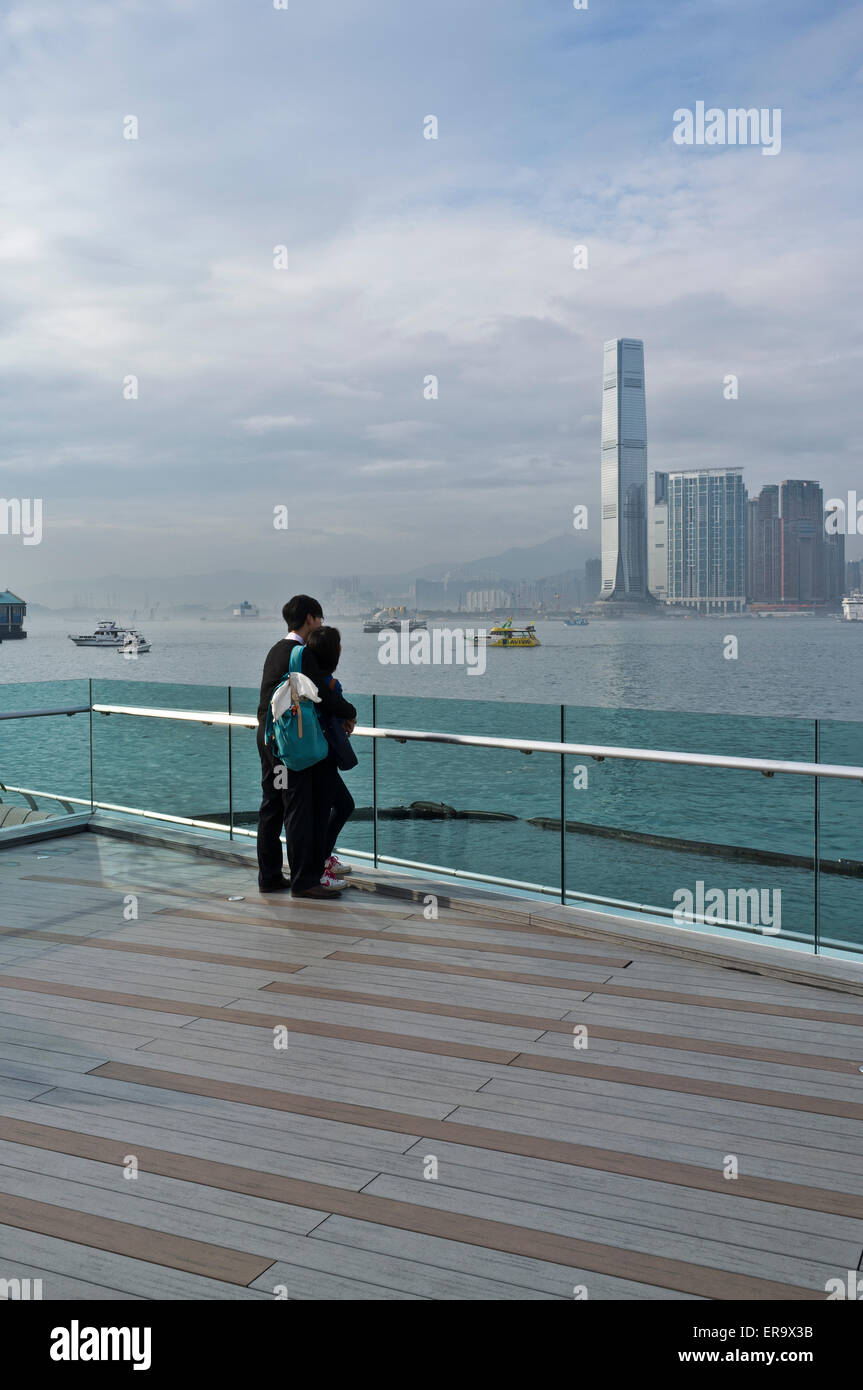 dh Hong Kong Harbour Promenade Central HONG KONG Pareja china con vistas al puerto de victoria Foto de stock