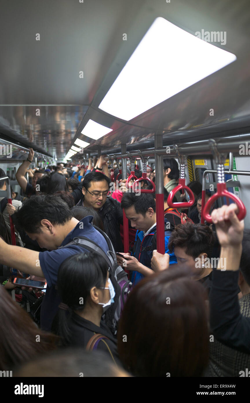 dh Ferrocarril de tránsito masivo MTR HONG KONG Metro de pasajeros chino entrena a personas que viajan a gente ocupada que viajan a China multitudes pasajeros abarrotados Foto de stock