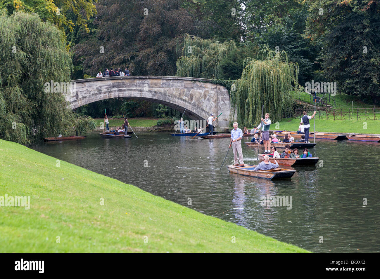 Reino Unido, Inglaterra, Cambridge. Navegar por el río Cam, por el puente del Rey. Foto de stock