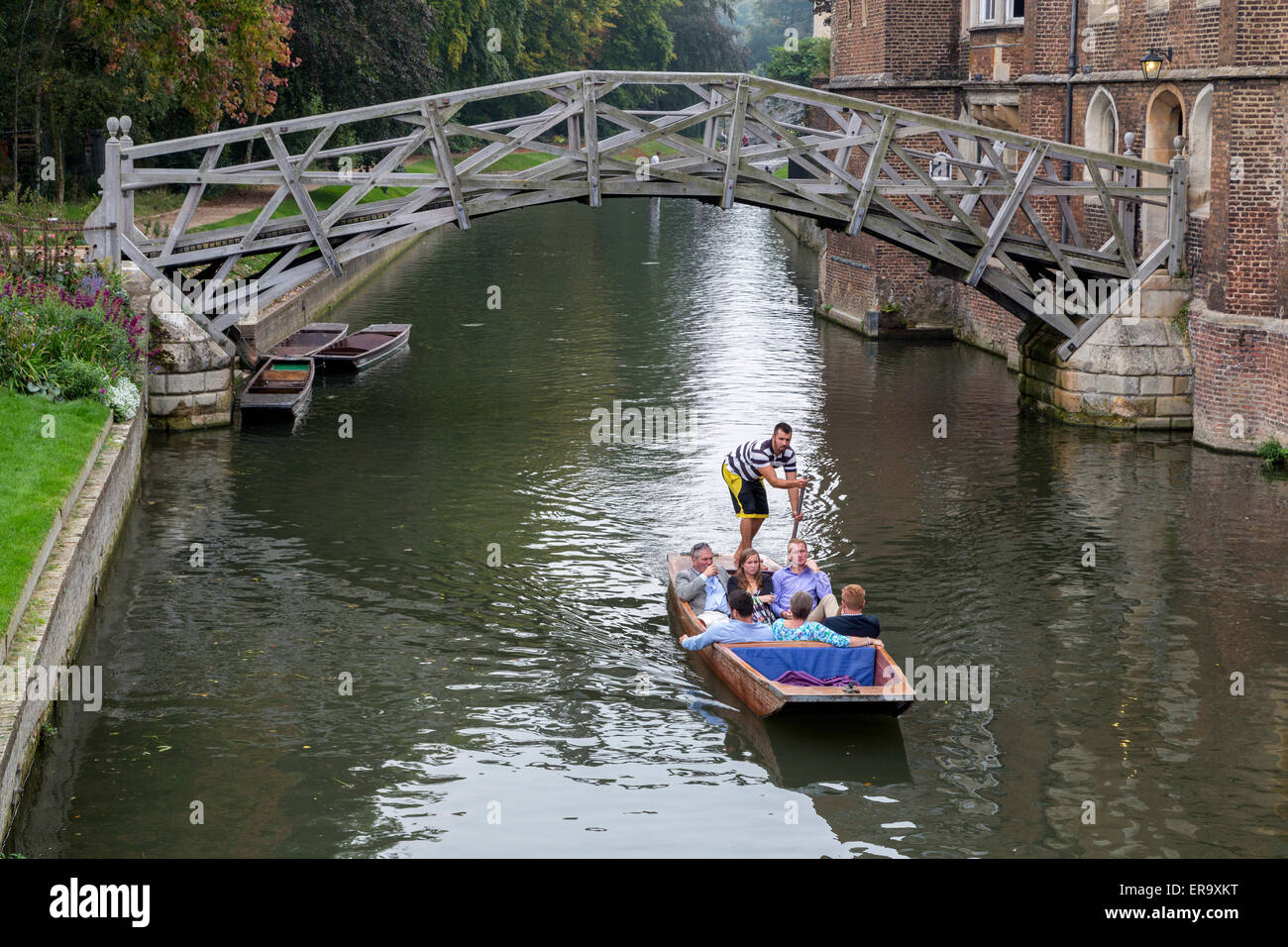 Reino Unido, Inglaterra, Cambridge. Navegar por el río Cam por el Puente Matemático, Queen's College. Foto de stock