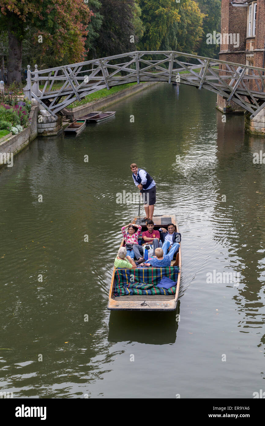 Reino Unido, Inglaterra, Cambridge. Navegar por el río Cam por el Puente Matemático, Queen's College. Foto de stock
