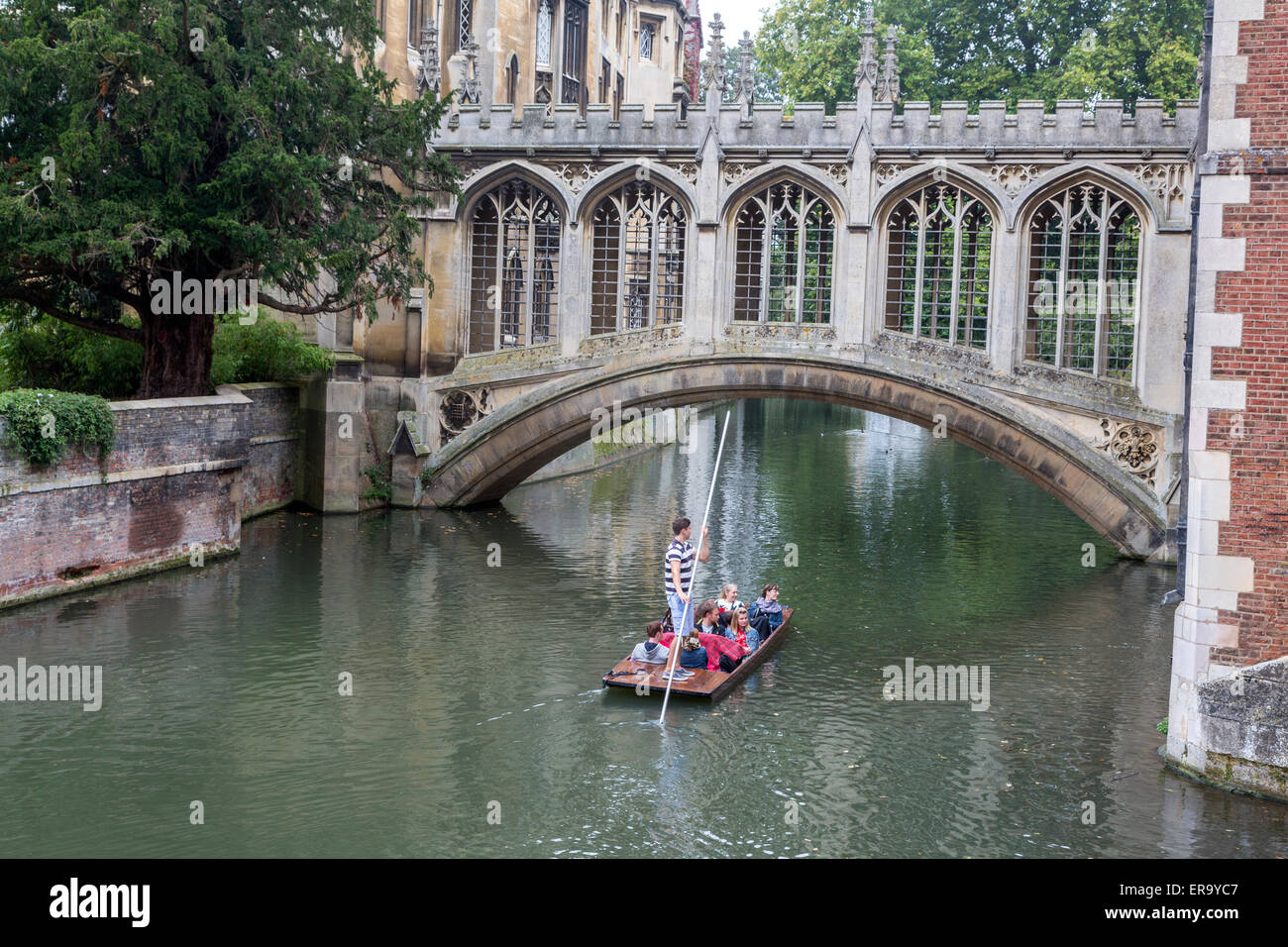Reino Unido, Inglaterra, Cambridge. Río Cam y el Puente de los Suspiros, Saint John's College. Foto de stock