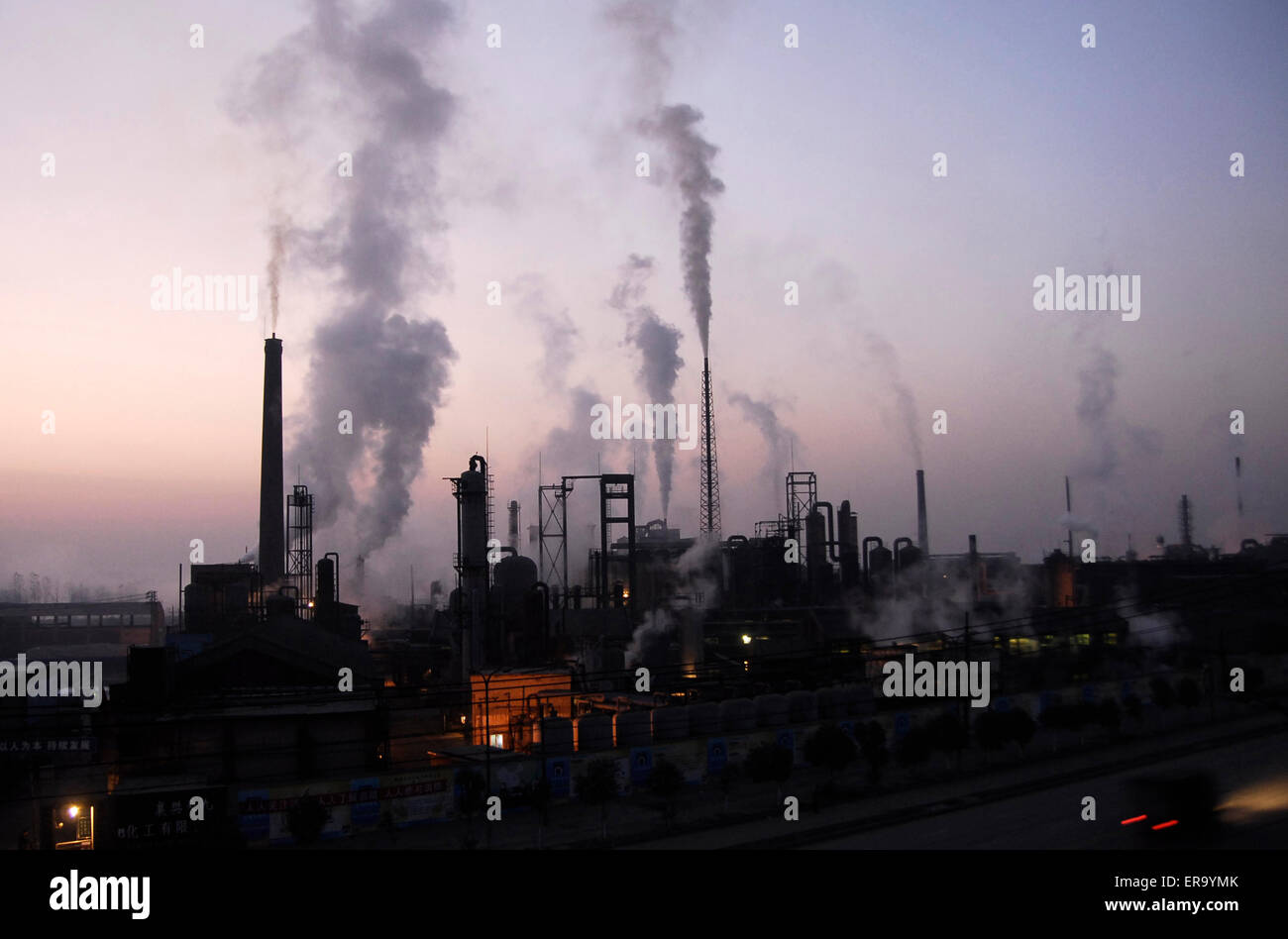 Una mañana vista de una fábrica con un humo denso en Xiangyang, provincia de Hubei, China, el 28 de noviembre de 2007. Foto de stock