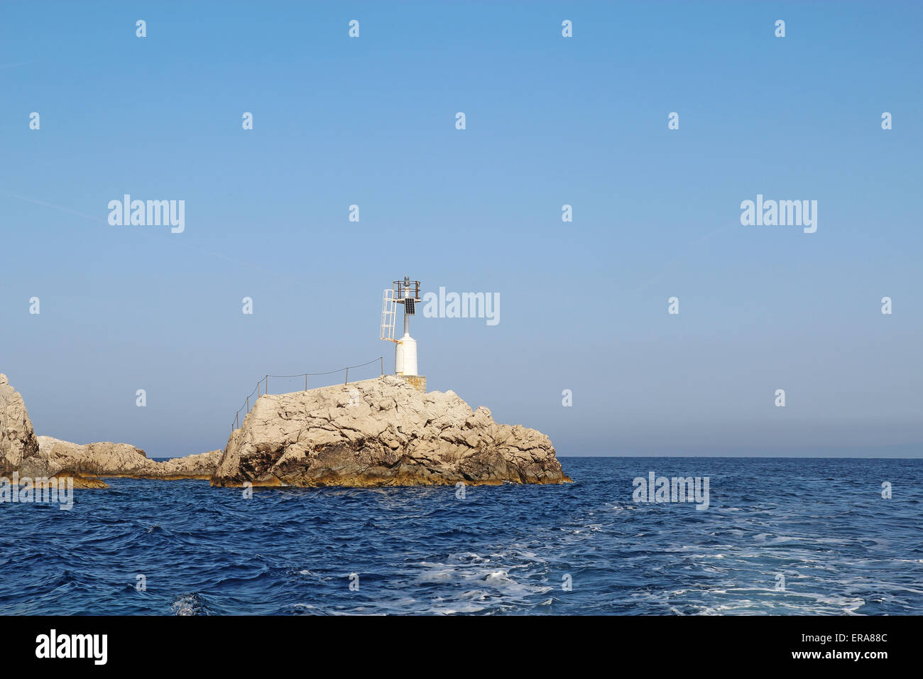 Luz pequeña en la costa oriental de la isla de Capri, Italia Foto de stock