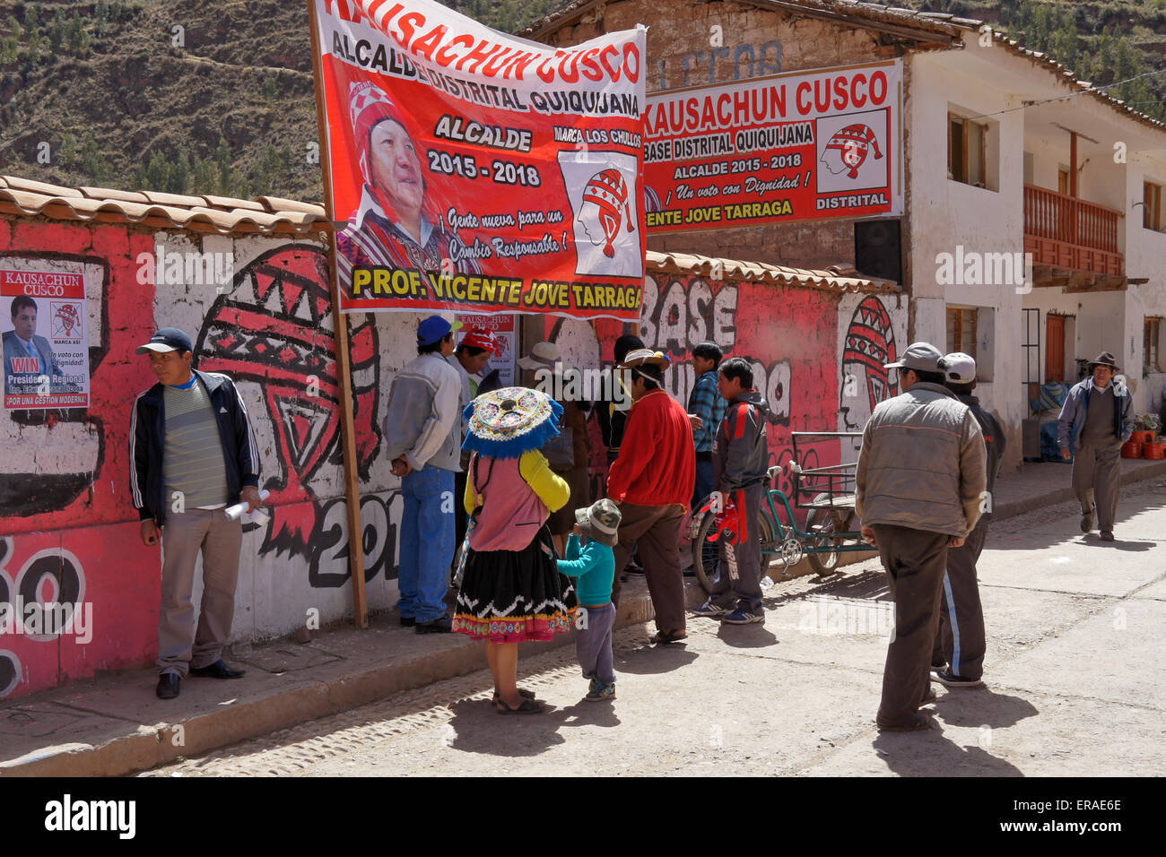La gente en la calle, con carteles y pancartas políticas, Quiquijana (cerca  de Cuzco), Perú Fotografía de stock - Alamy