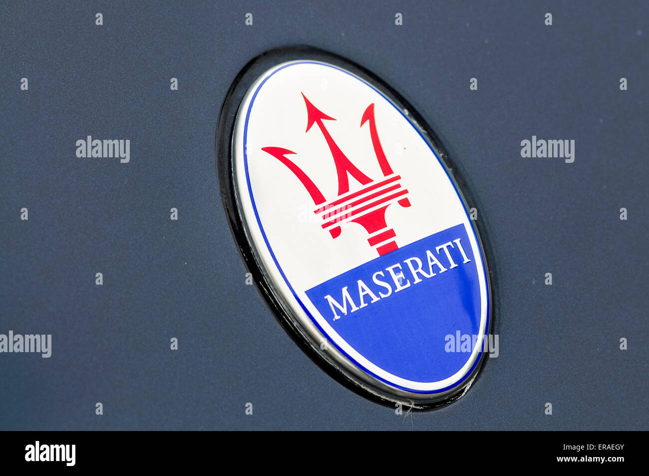 Insignia en el capó de un Maserati Gran Tourismo Foto de stock