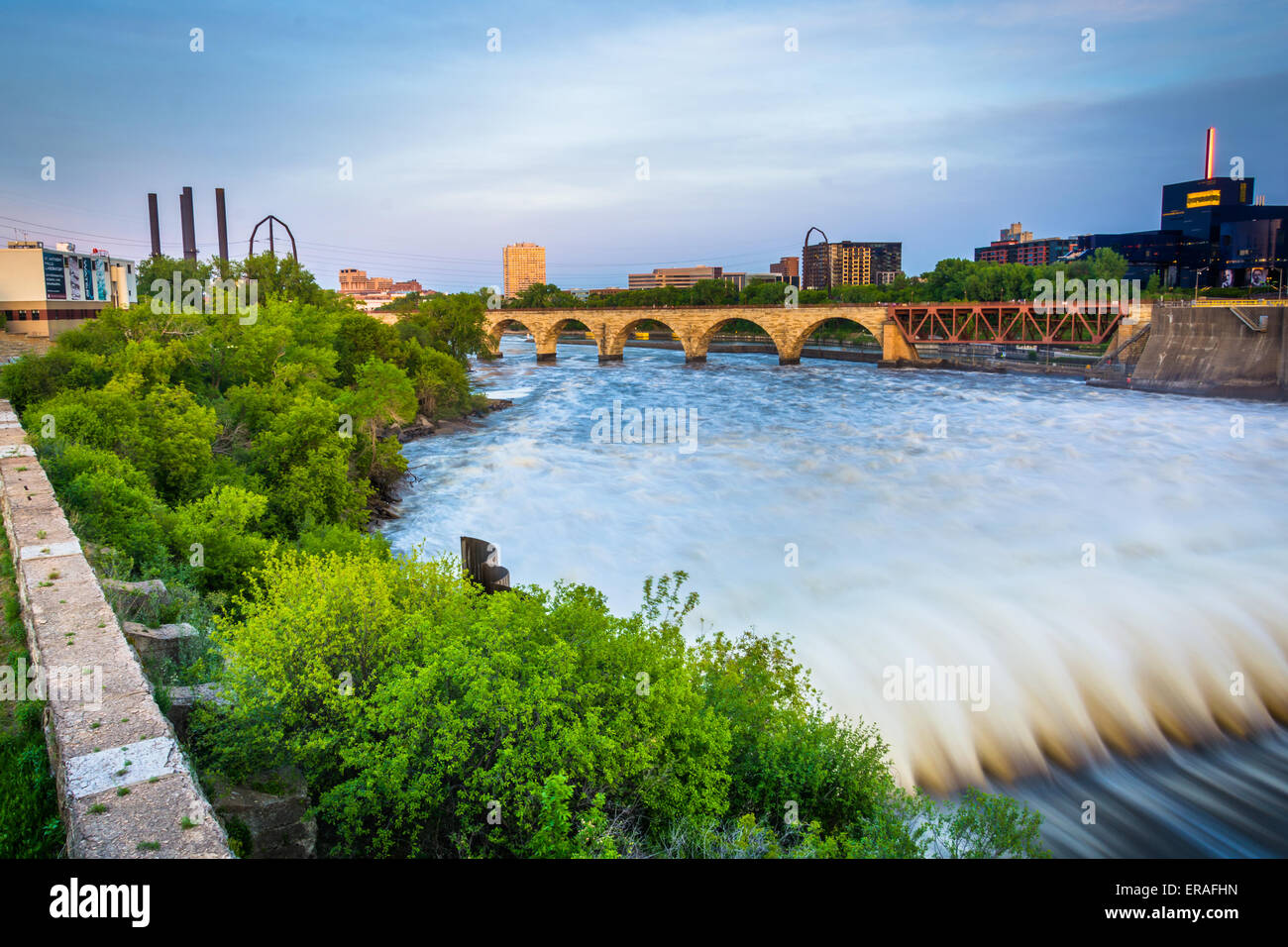 Presa en el Río Mississippi y el arco de piedra de puente, en Minneapolis, Minnesota. Foto de stock