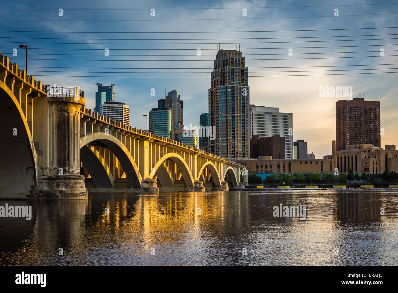 Luz del atardecer sobre el puente de la Avenida Central y horizonte de Minneapolis, en Minneapolis, Minnesota. Foto de stock