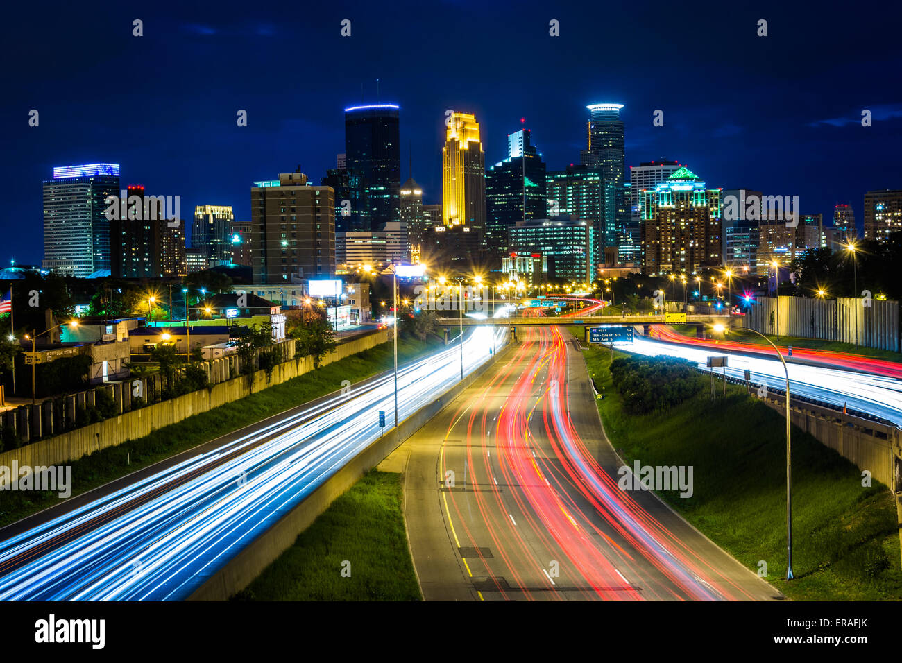 I-35 y el horizonte de noche, visto desde el puente peatonal de la calle 24, en Minneapolis, Minnesota. Foto de stock