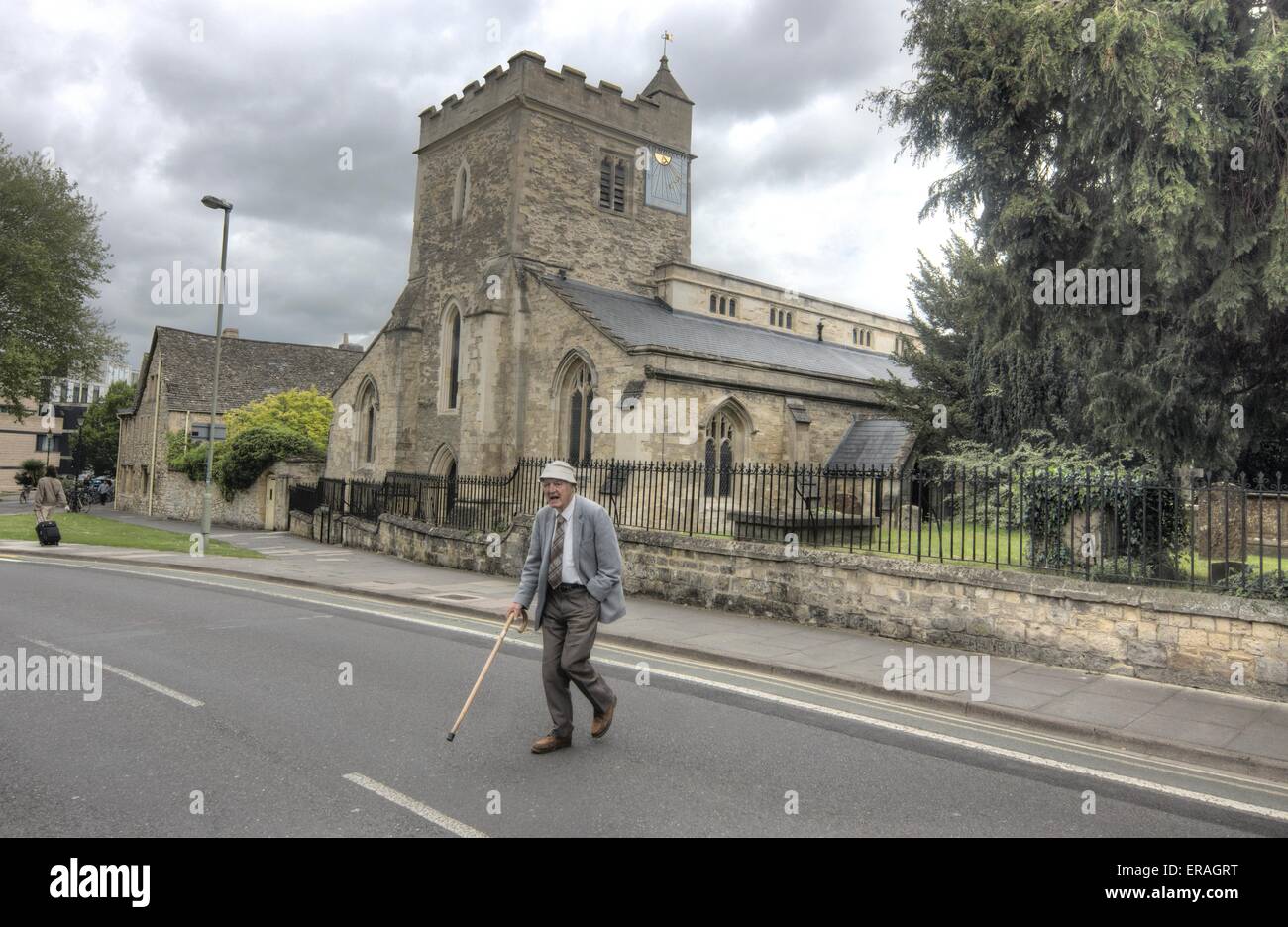 Viejo Crossing Road por la iglesia Foto de stock