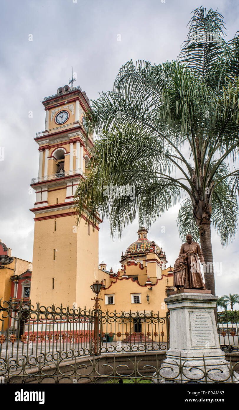 La estatua, la Catedral de San Miguel Arcángel en Orizaba, Veracruz