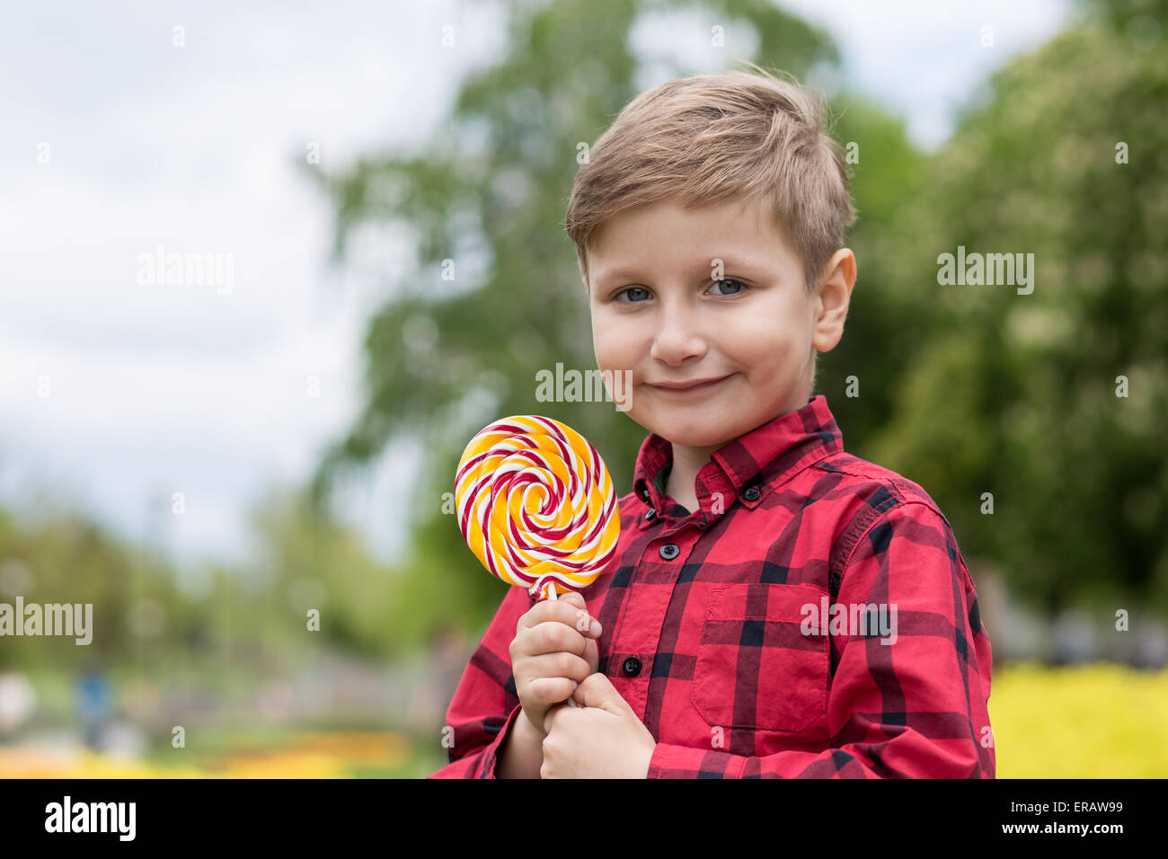 Niño feliz con caramelo grande piscina Fotografía de stock - Alamy