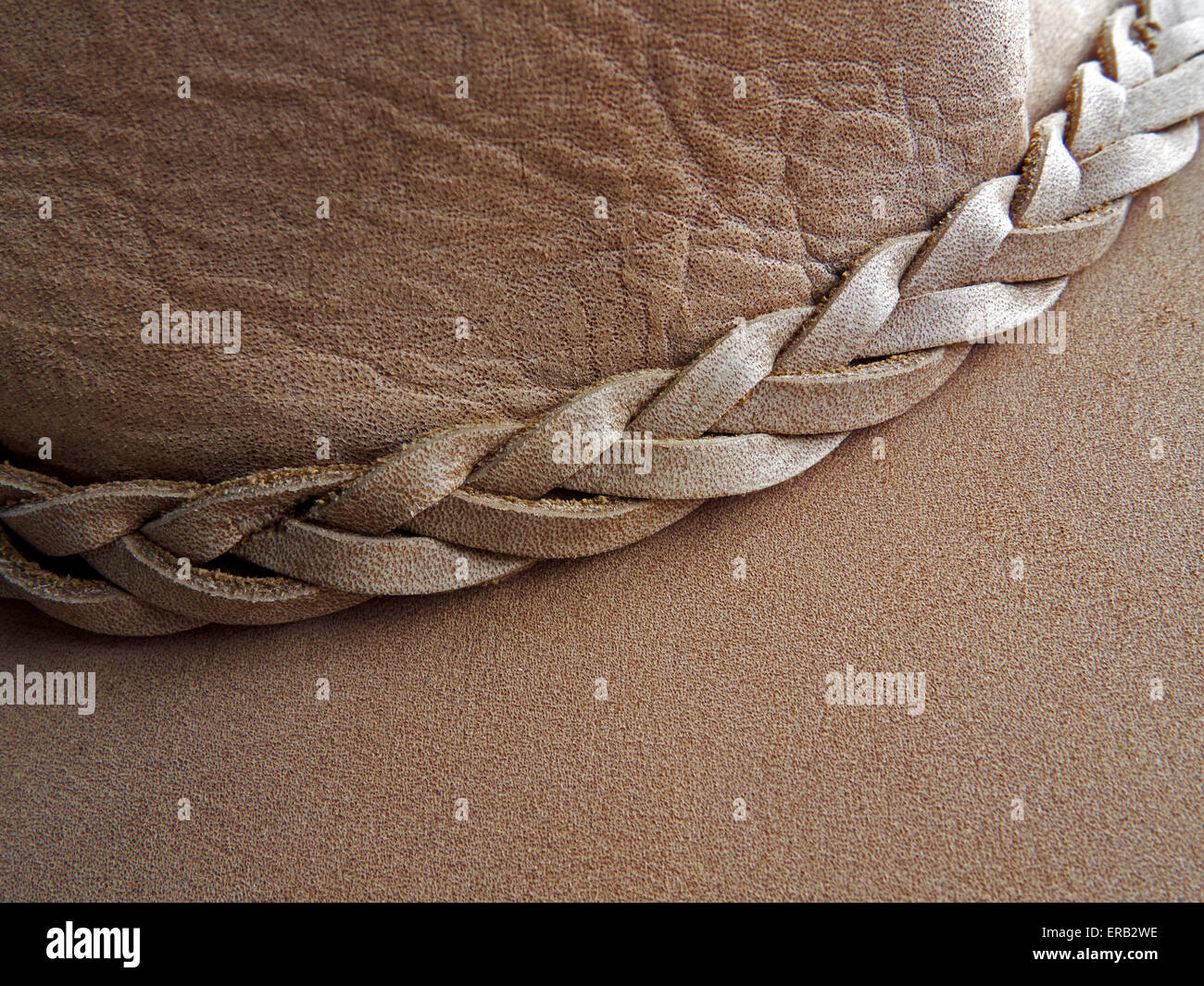 Correa de cuero trenzado en torno a un arbusto de cuero sombrero Fotografía  de stock - Alamy