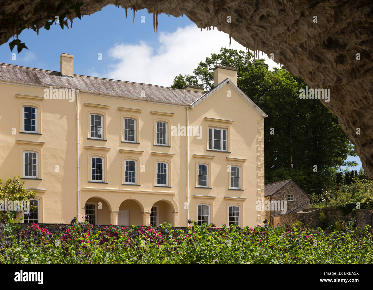 Carmarthenshire, Gales, Aberglasney Llangathen, casa jardín del claustro Foto de stock