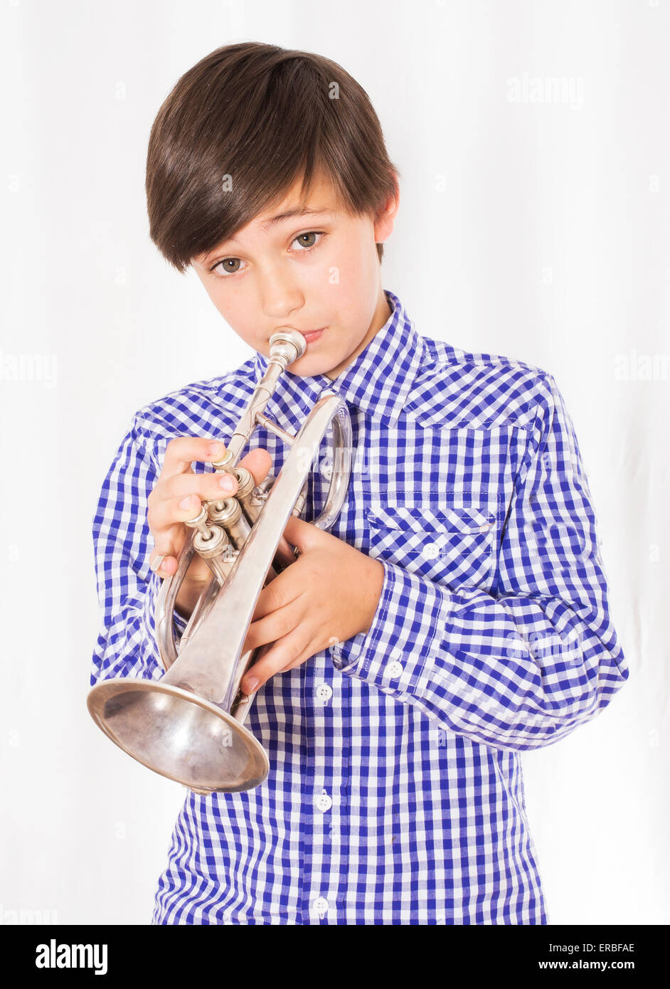 Niño tocando la trompeta fotografías e imágenes de alta resolución - Página  4 - Alamy