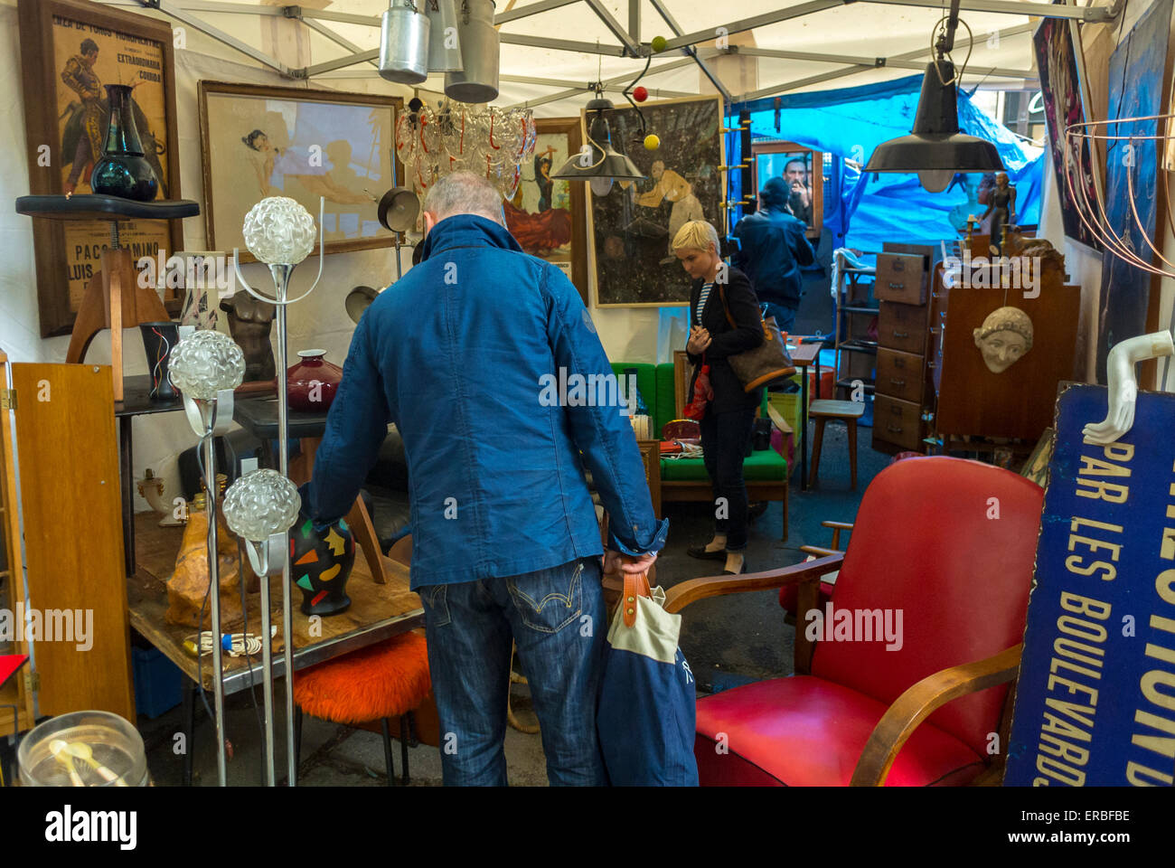 París, Francia, el pueblo francés tiendas Vintage Market muebles