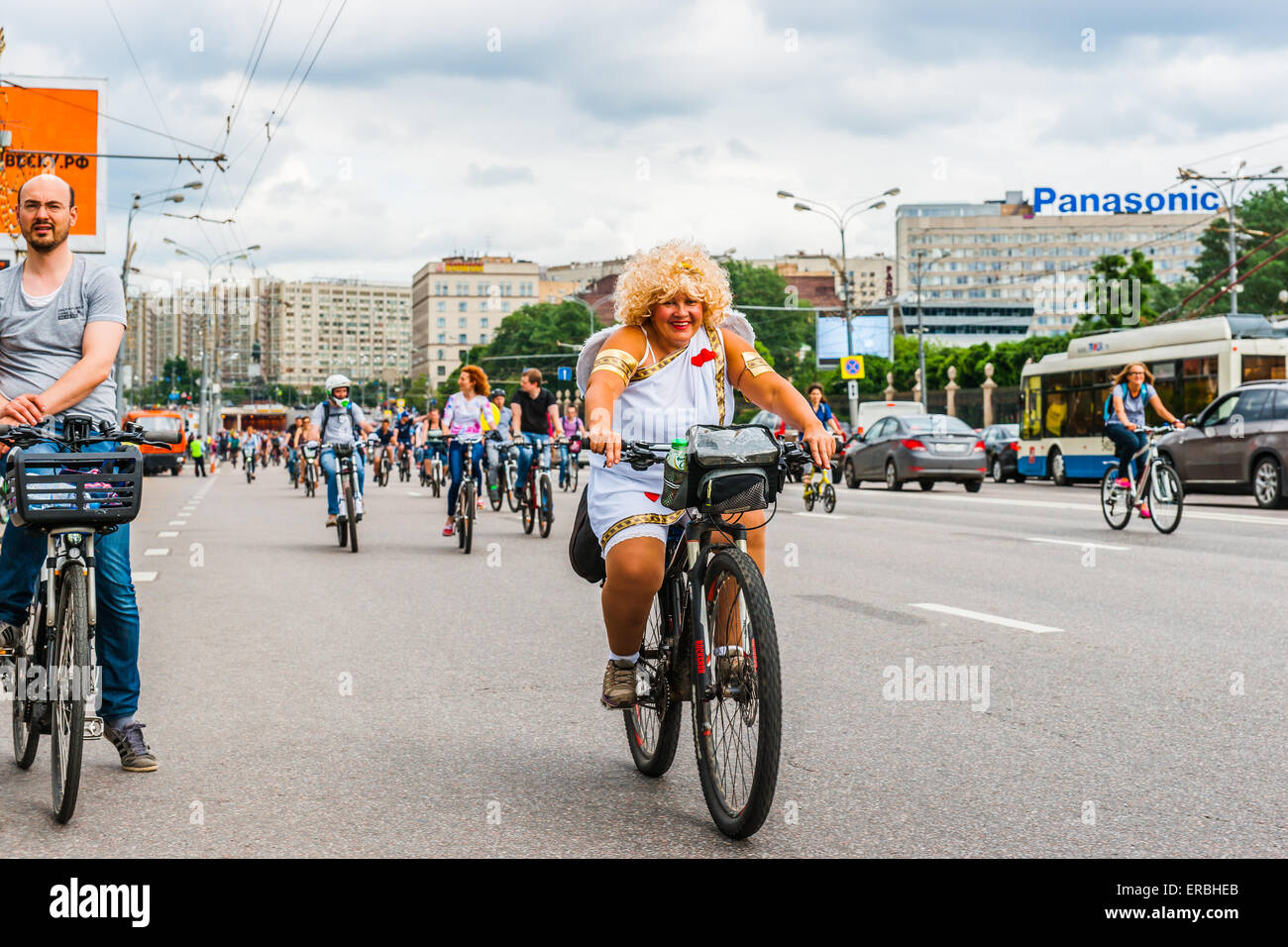Moscú, Rusia, el domingo, 31 de mayo de 2015. Quinta conferencia anual de  Moscú desfile de bicicletas. El desfile fue organizado por la Let's Bike!  Proyecto para promover el desarrollo de la