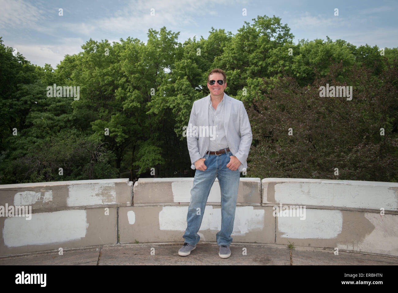 Manhattan, Nueva York, Estados Unidos. El 26 de mayo de 2015. STEVE GUTTENBERG, estrella del próximo juego ''Henry 4.1'' este verano en Riverside Park, el martes 26 de mayo de 2015. © Bryan Smith/Zuma alambre/Alamy Live News Foto de stock