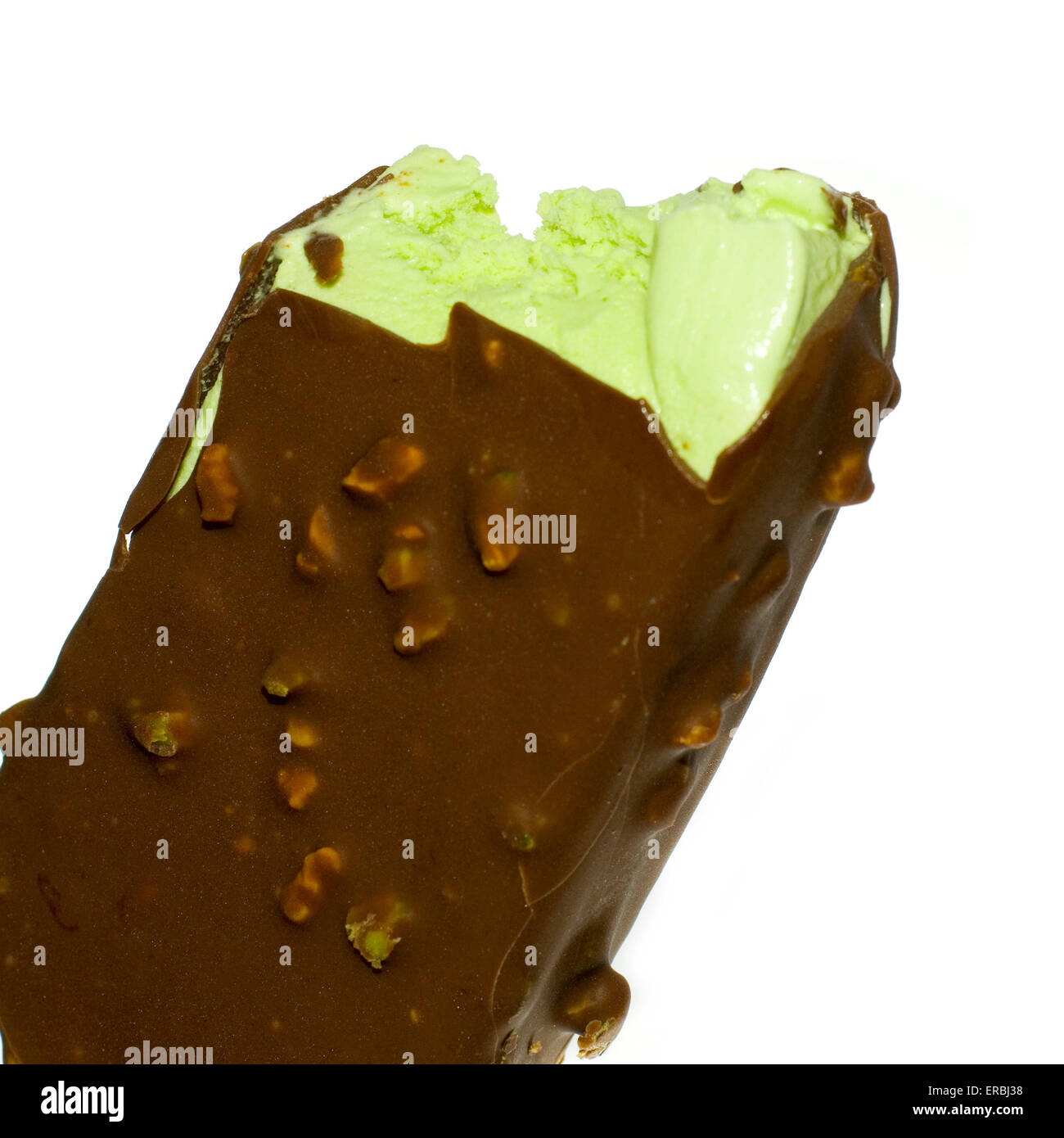Paredes Magnum helado de pistacho abrió y mordido a exponer el helado verde. Foto de stock