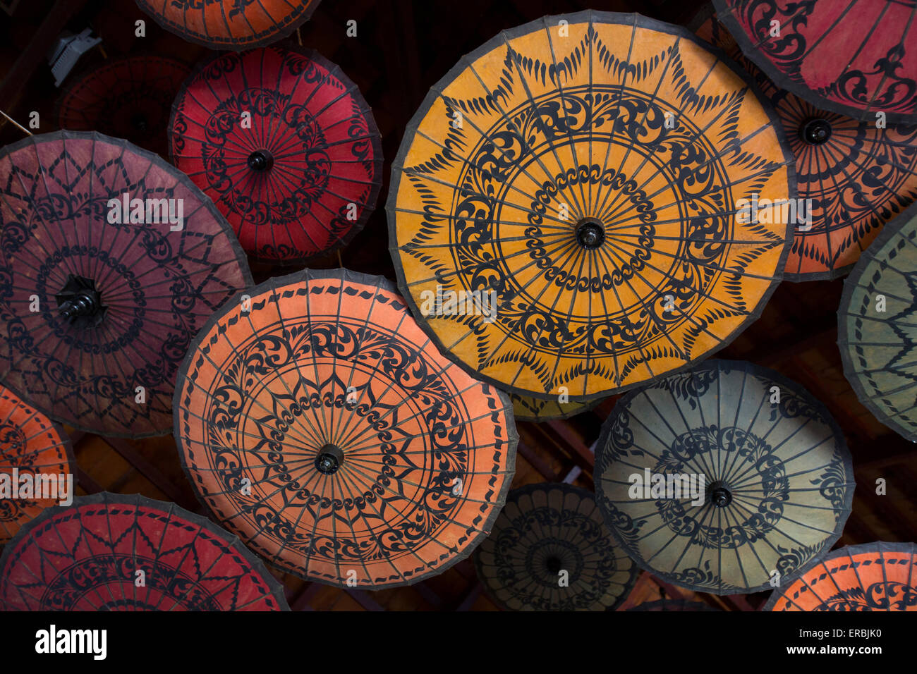 Papel de coloridas sombrillas en Mandalay Myanmar Foto de stock