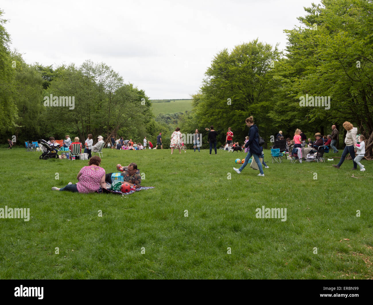 Las familias tenían picnics en un día nublado Foto de stock