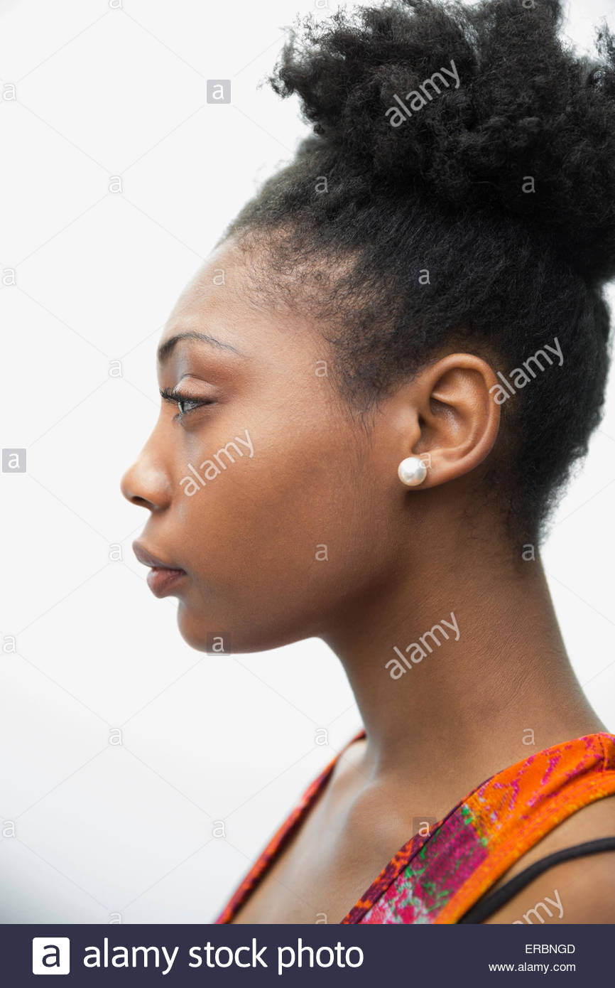 Cerrar perfil retrato Mujer grave cabello negro Foto de stock