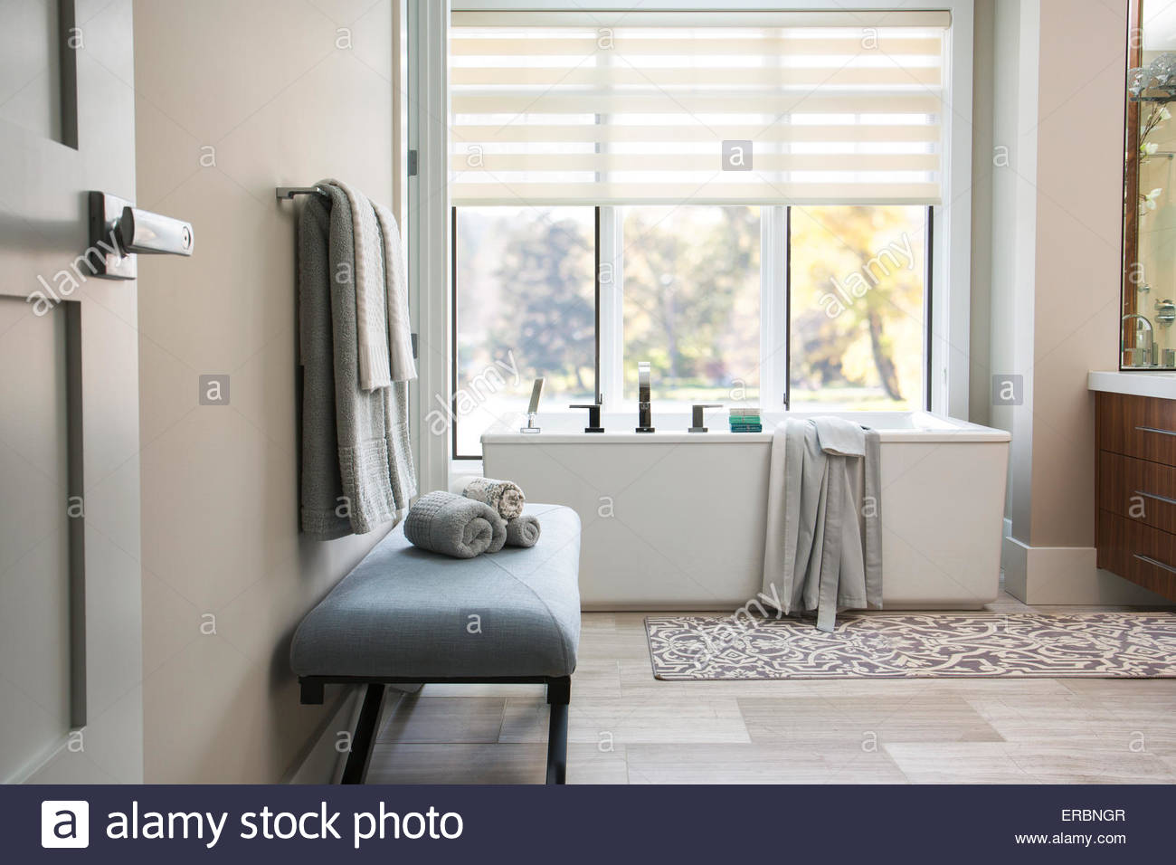 Bañera moderna en un elegante cuarto de baño Foto de stock