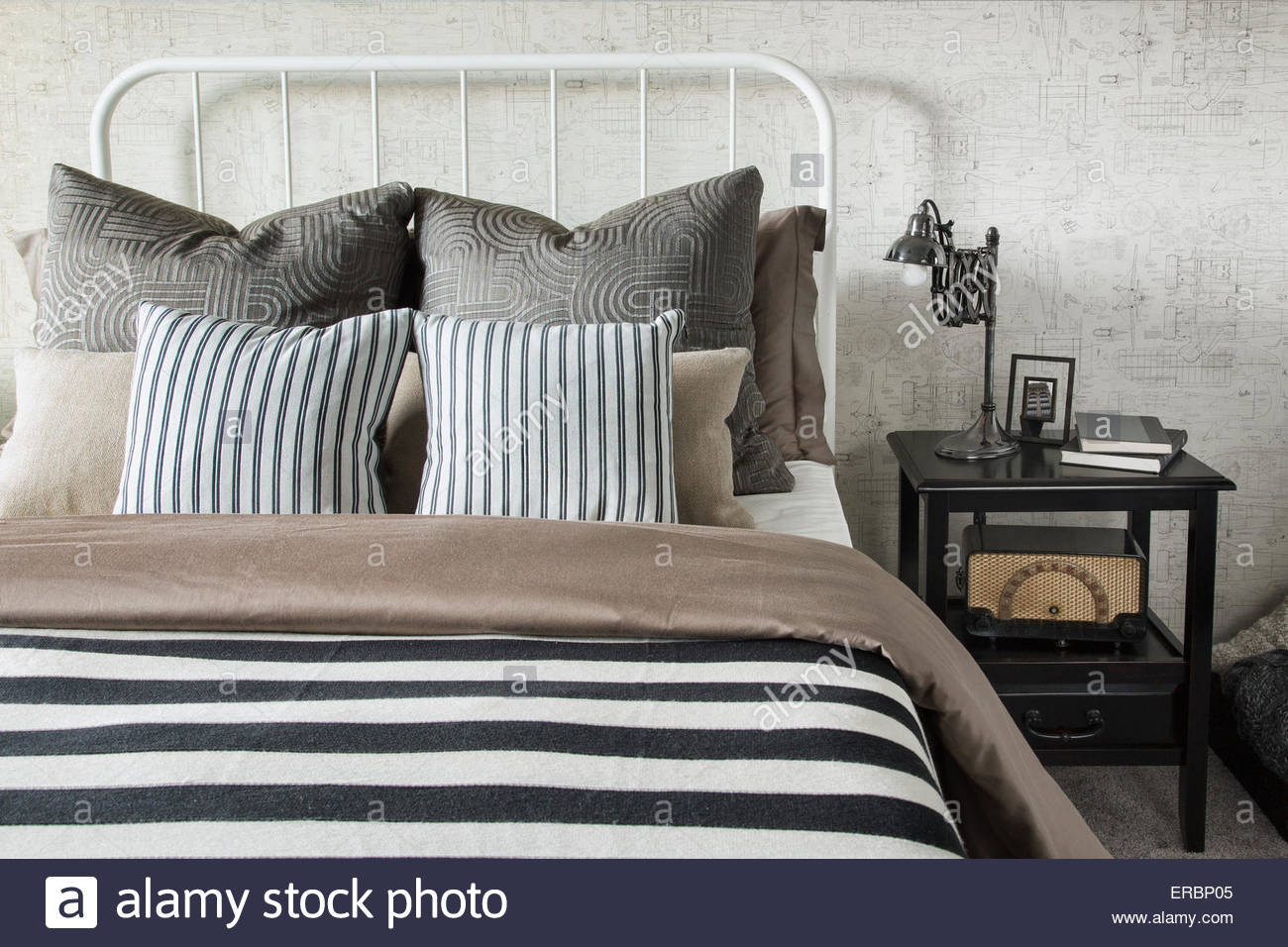 Y telas a rayas manta y almohadas en la cama Foto de stock