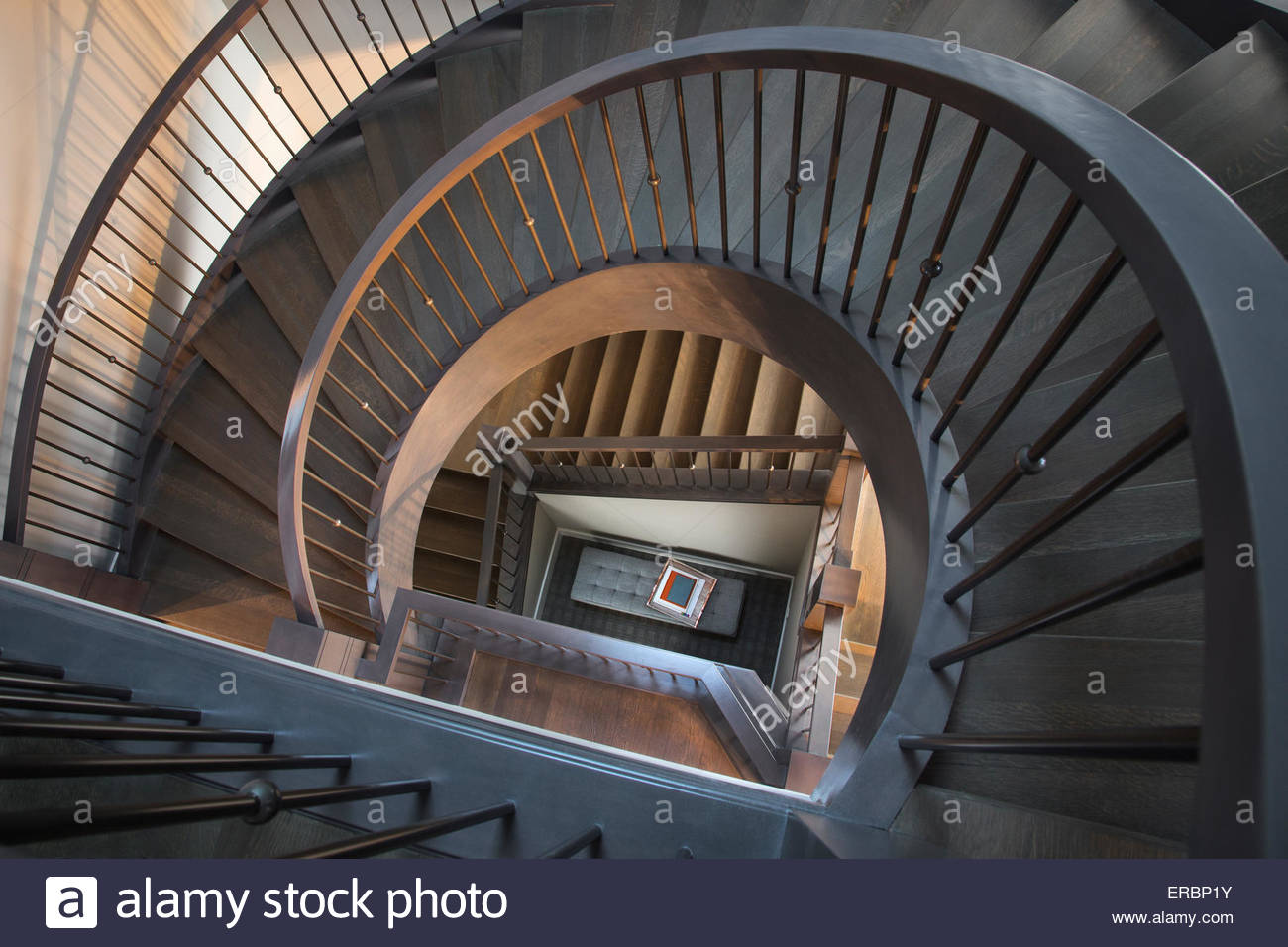 Vista desde arriba de la escalera en espiral Foto de stock