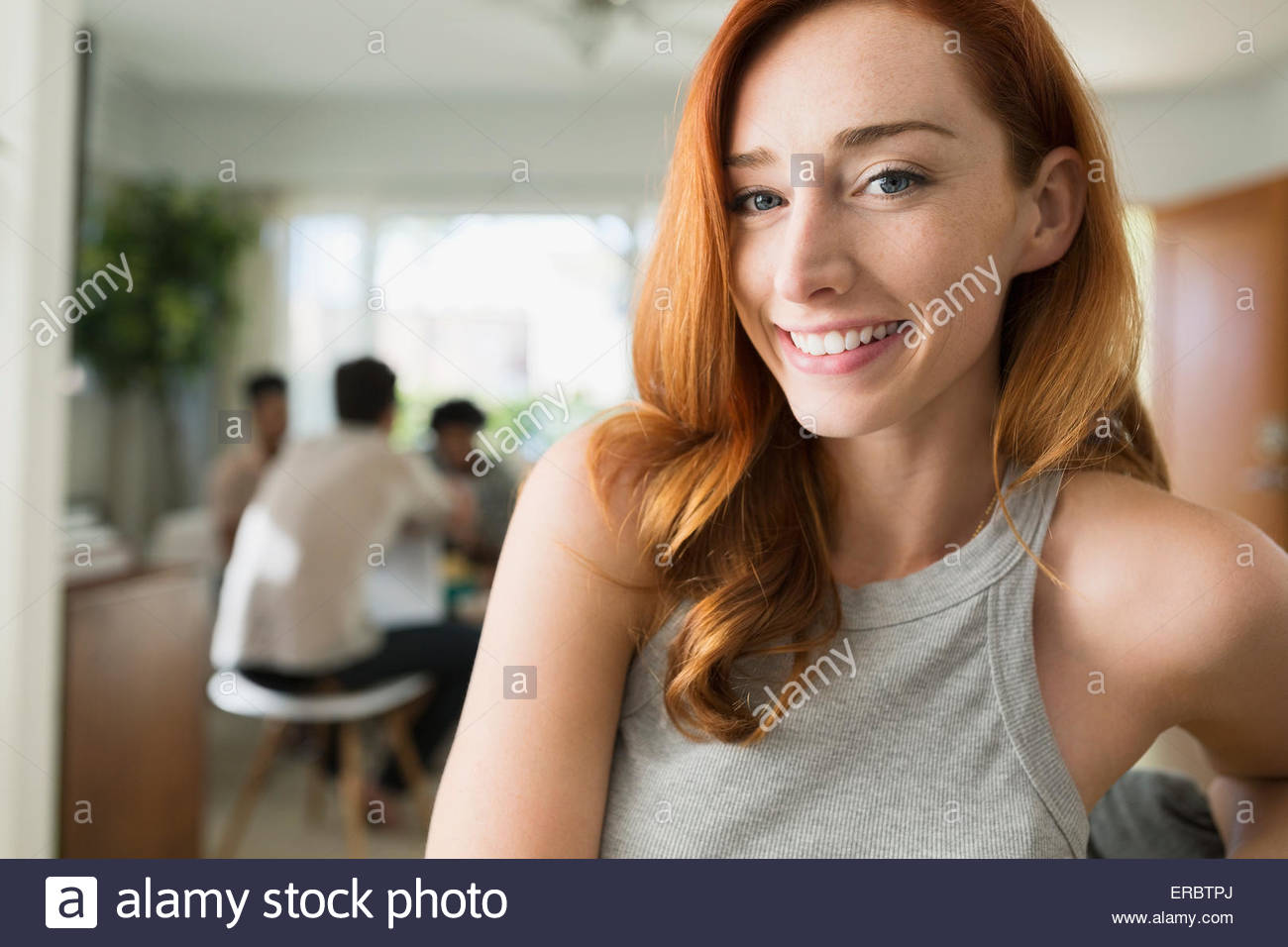 Retrato mujer sonriente con el pelo rojo Foto de stock