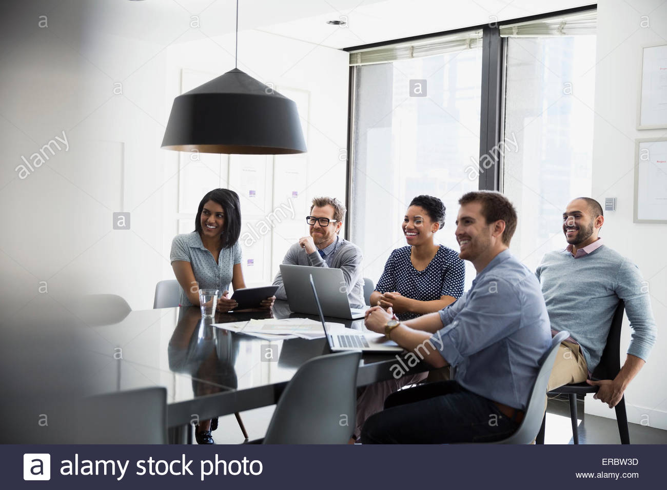 Gente de negocios sonriendo en la sala reunión Foto de stock