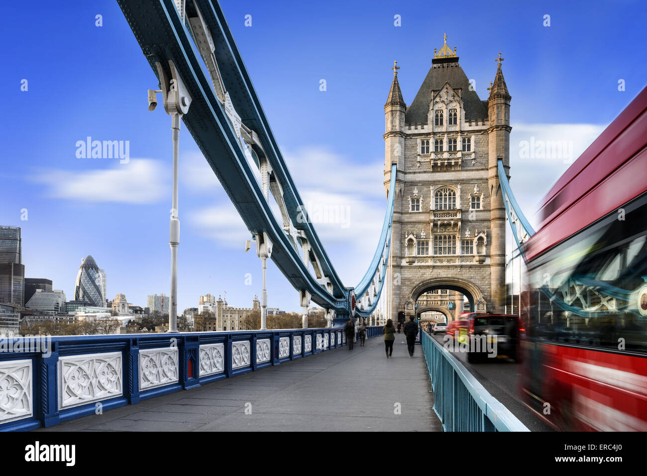 Famoso Puente de la torre con el Trafic jame, Londres, Inglaterra Foto de stock