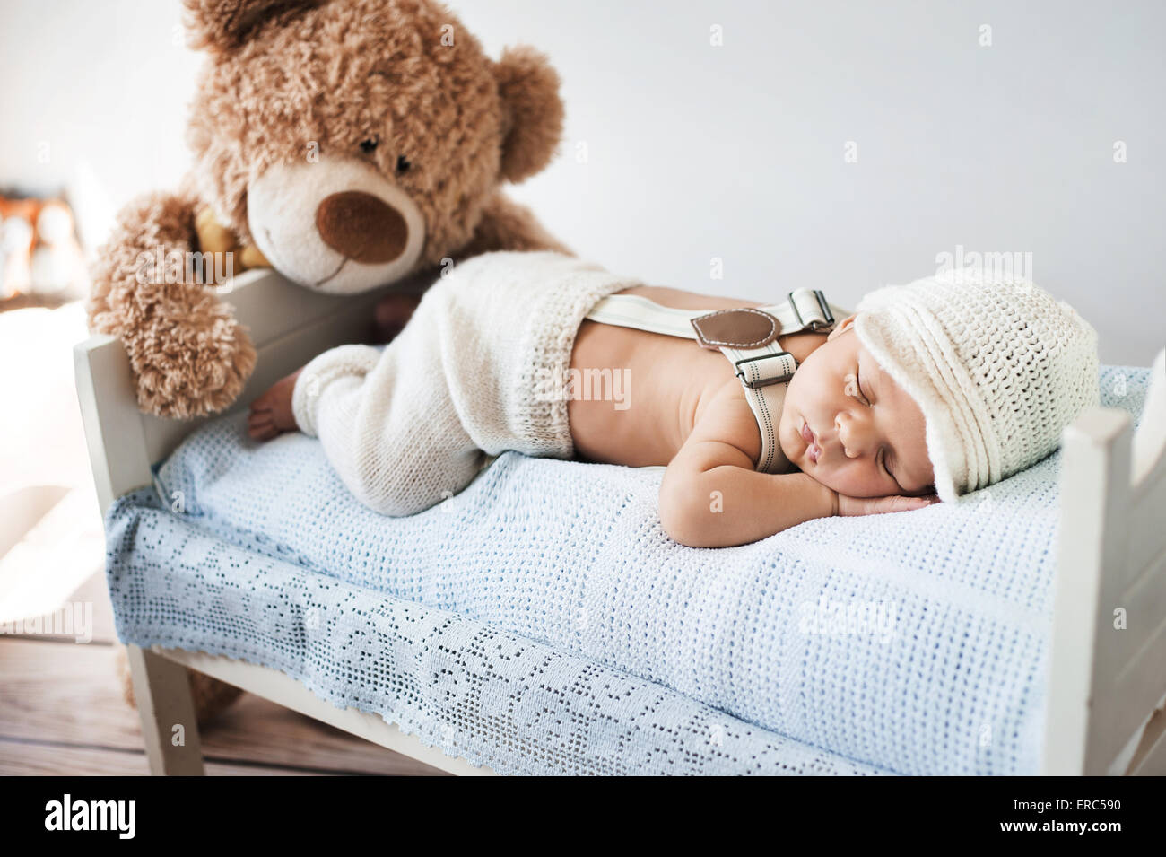 Bebé recién nacido de dos semanas durmiendo en un oso de peluche.