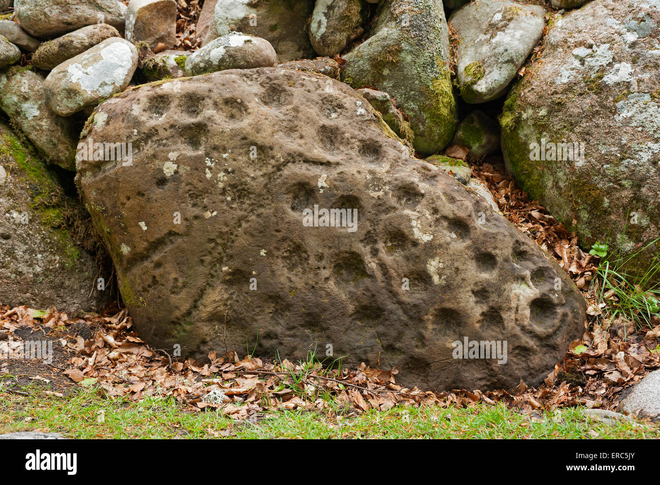 Anillo y taza marcados en la piedra Balnuaran Clava Cairns cerca de Inverness. Ocs 9822. Foto de stock
