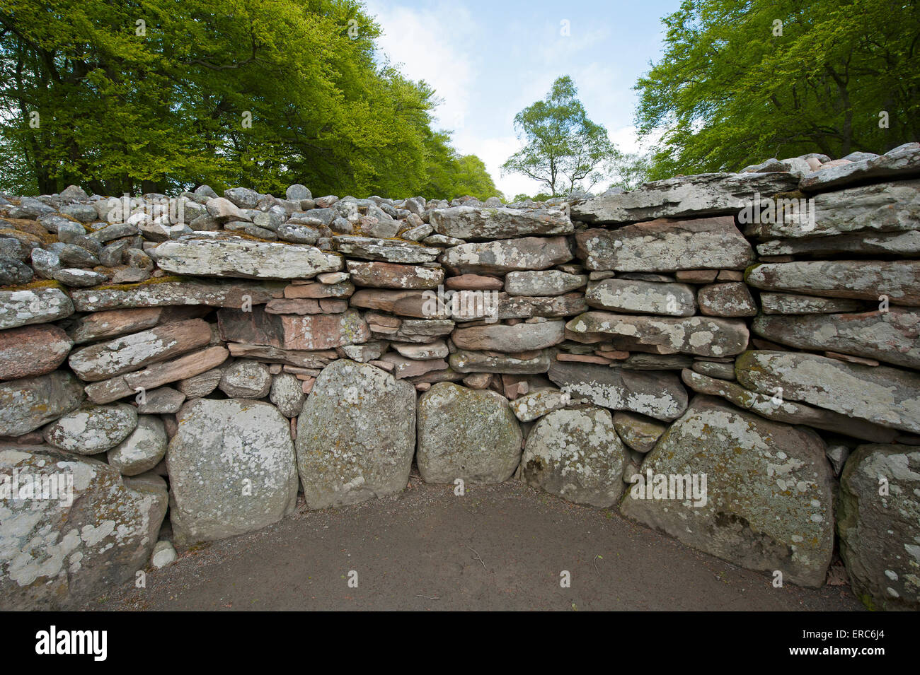 El interior en piedra de los sepulcros de corredor en la Clava Cairns