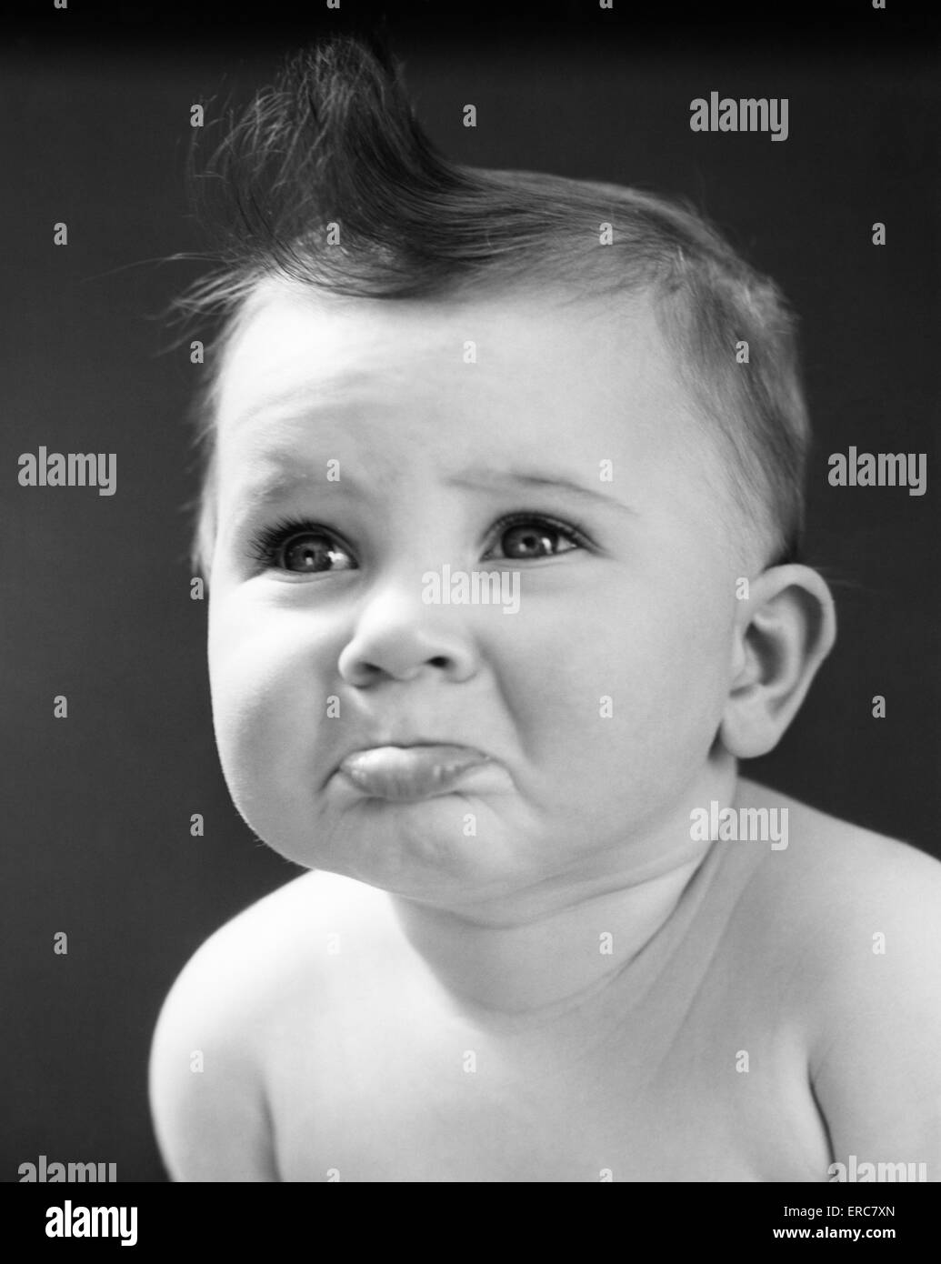 1940 1950 Triste Bebe Con Faneca Labio Inferior Extendido A Punto De Llorar Fotografia De Stock Alamy