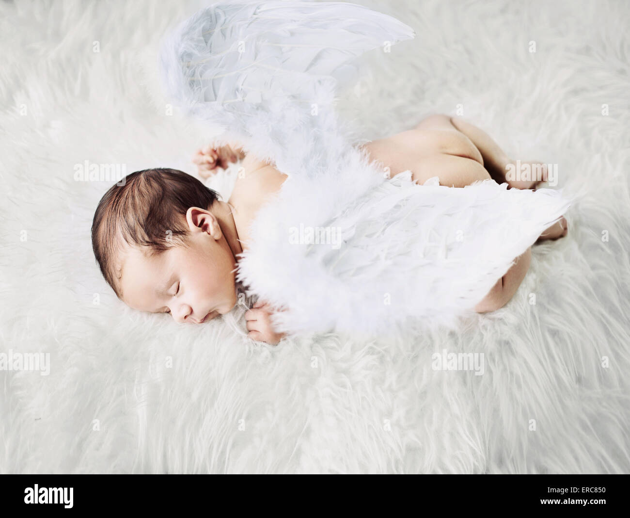 Cute little angel durante una siesta corta Foto de stock