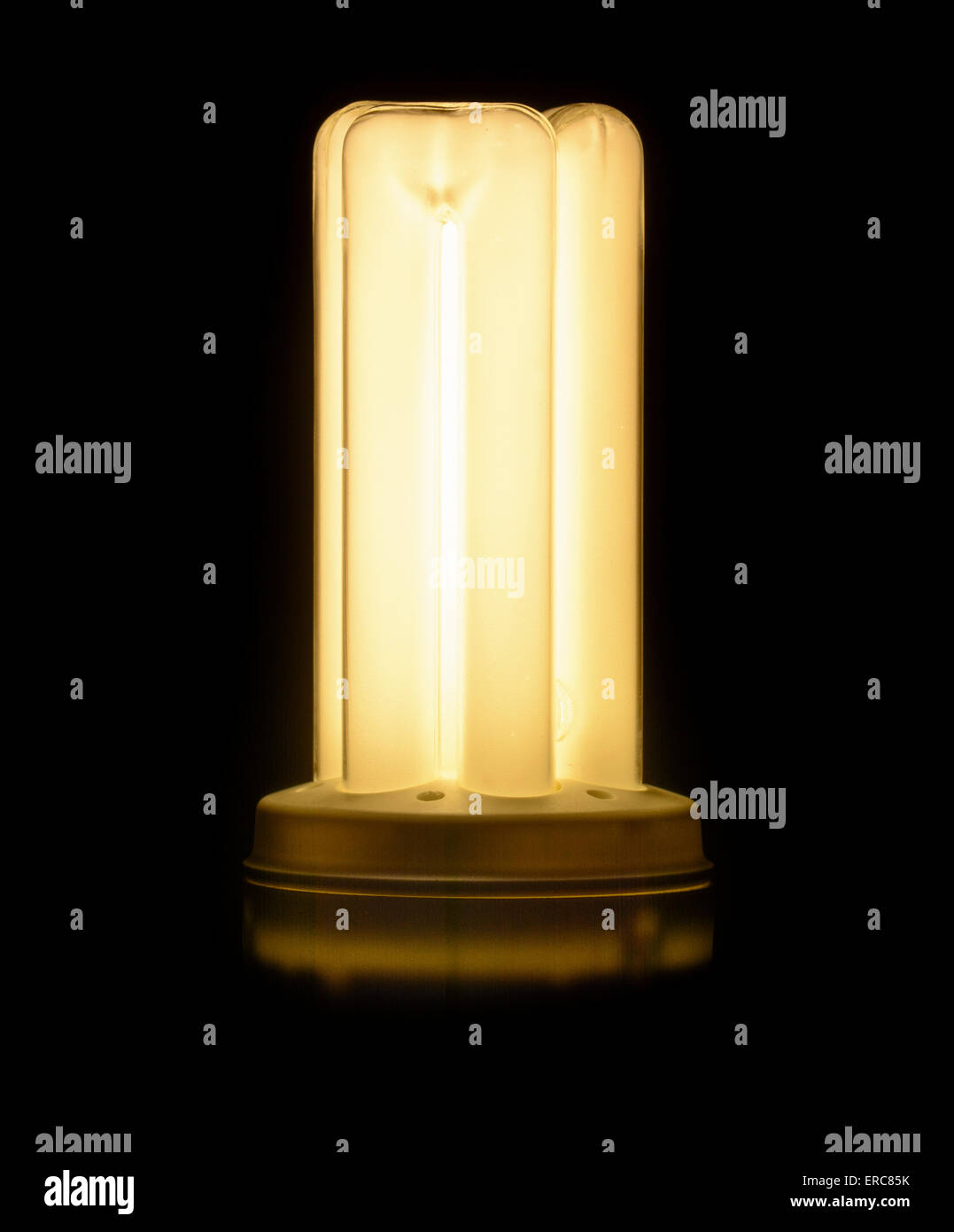Bajo consumo bombilla fluorescente compacta (CFL) - La bombilla encendida. Foto de stock