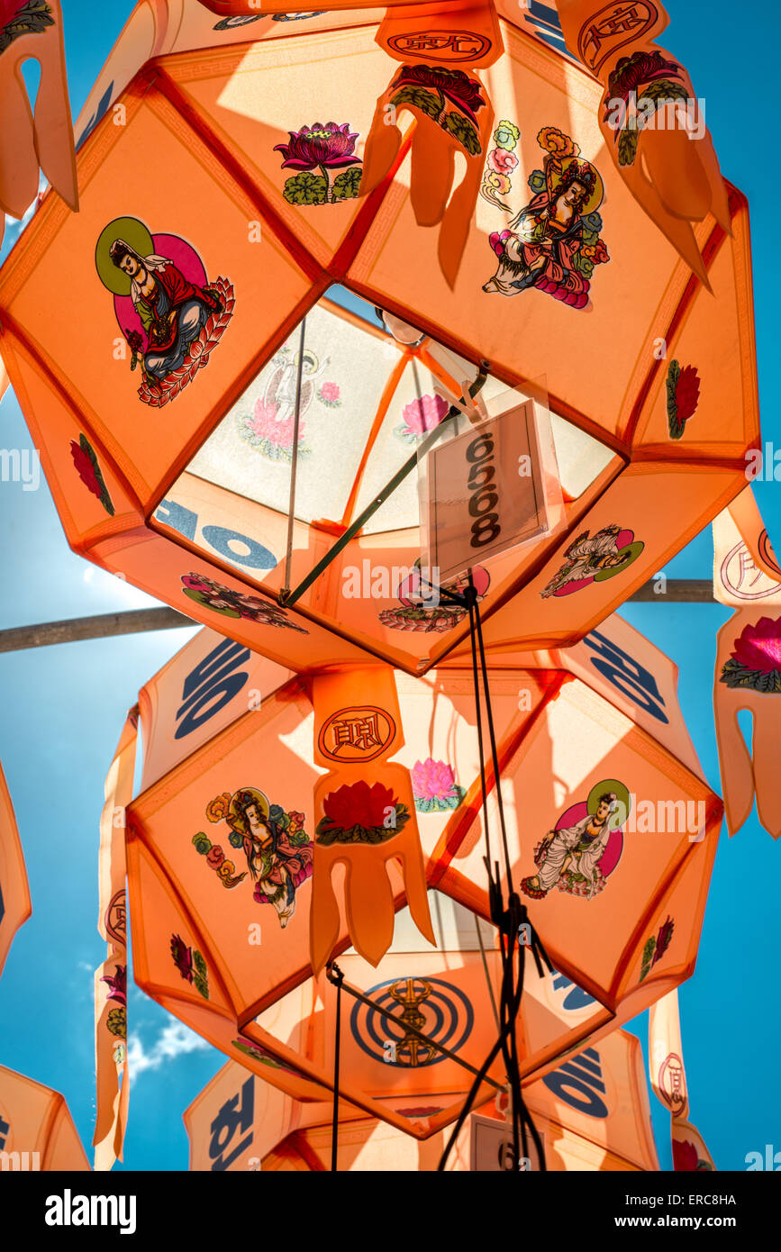 Techo cuelgan linternas naranja contra un cielo azul en el festival de la linterna de Lotus Foto de stock