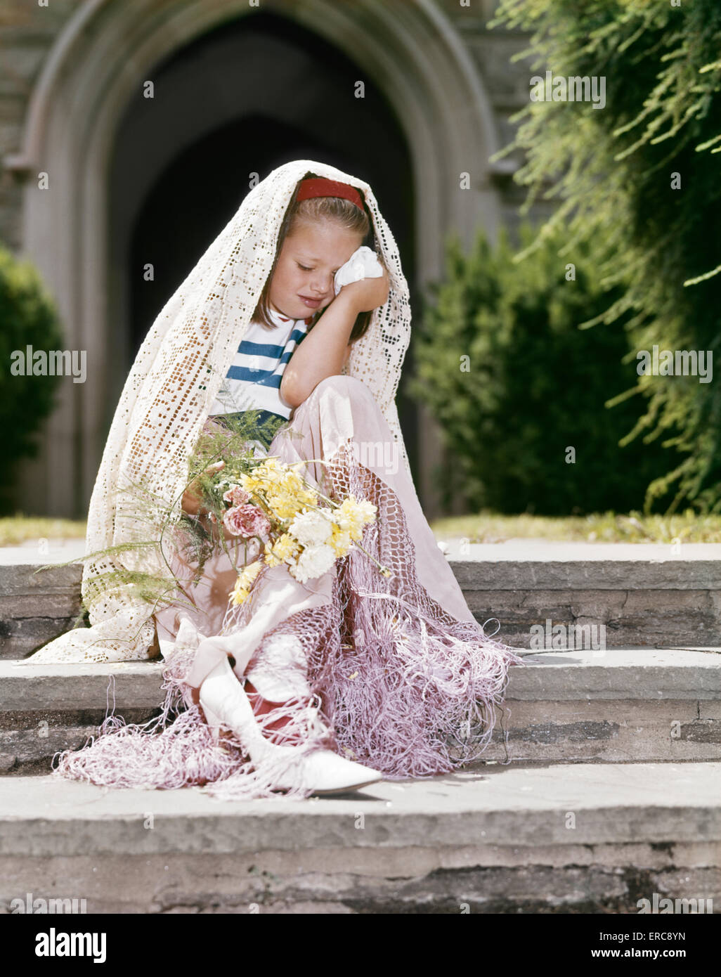 1960 niña vestidos de novia sentada en la Iglesia llorando JILTED PASOS Fotografía de stock - Alamy 1960 niña vestidos de novia sentada en la Iglesia llorando JILTED PASOS Fotografía de stock - Alamy