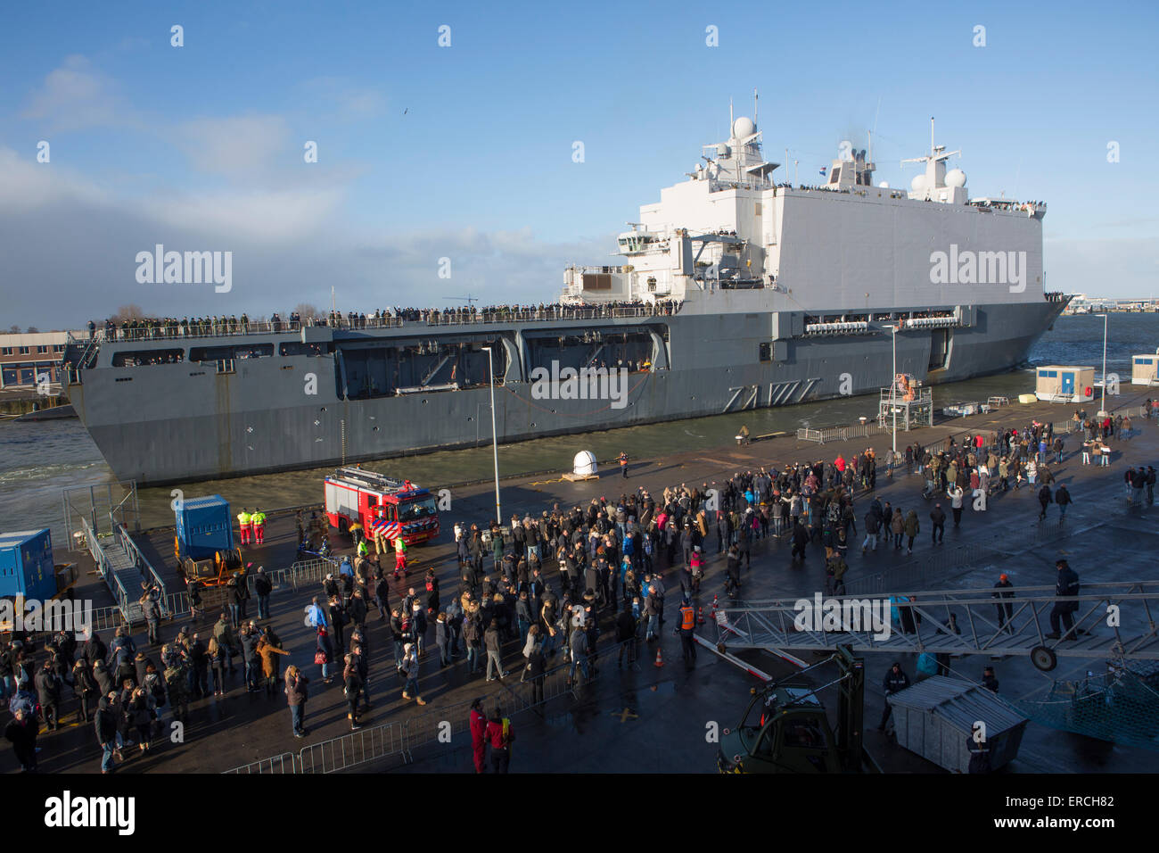 Naval holandés (joint support ship) buque KAREL DOORMAN llegó en el puerto de Den Helder, Países Bajos Foto de stock