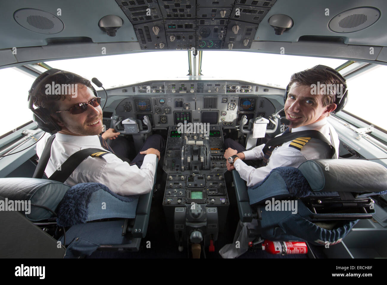 Los pilotos en la cabina del KBX, Fokker 70 del Gobierno holandés Foto de stock