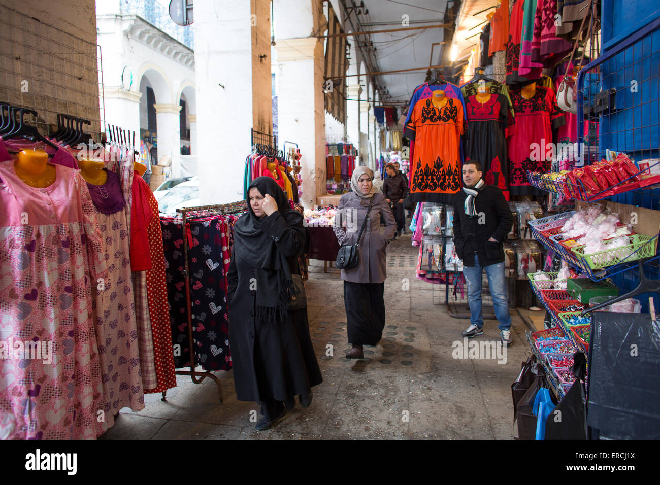 Mercado de ropa en Argel, Argelia Foto de stock