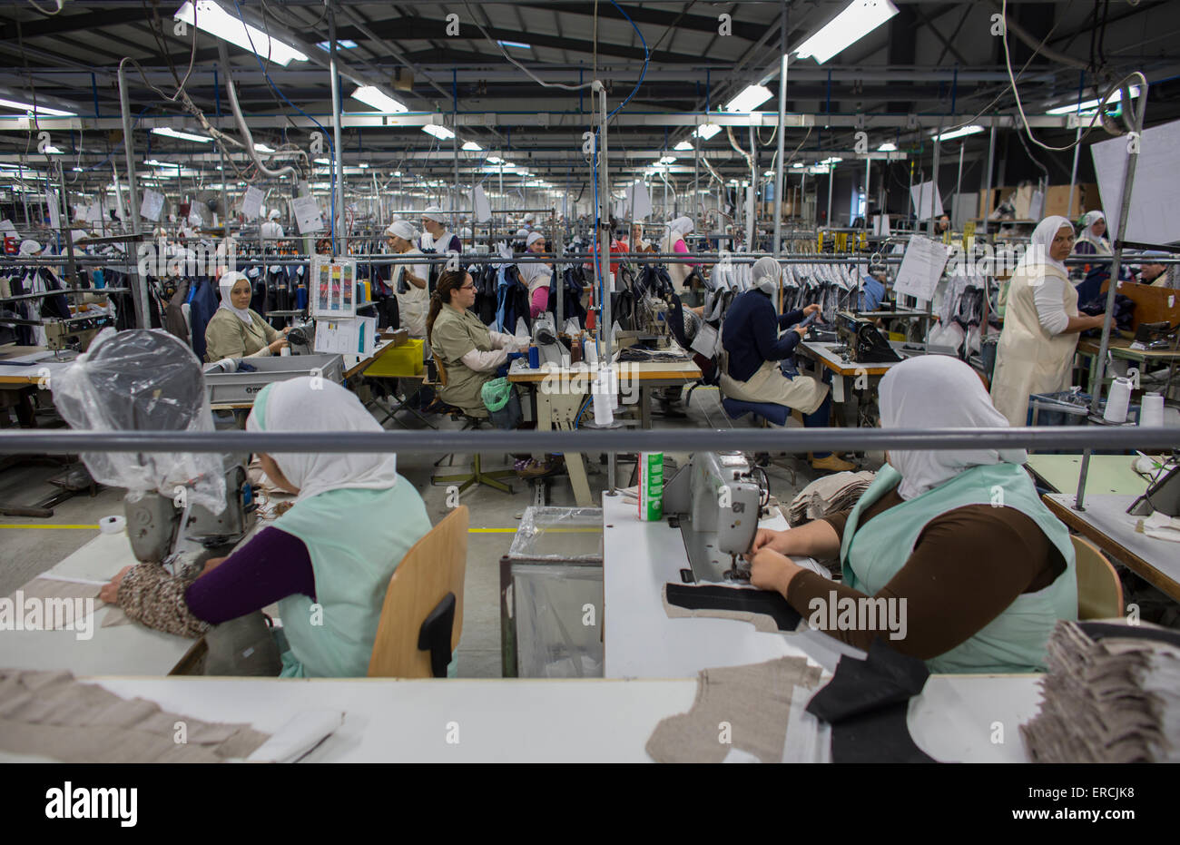 Los encargados de la fábrica de prendas de vestir en Marruecos produce ropa para los negocios minoristas holandés Foto de stock