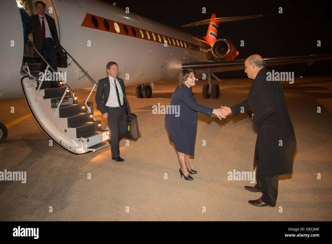 El ministro de desarrollo y comercio holandés Lilianne Ploumen en una misión comercial a Argel volando en el plano gubernamental KBX, holandés. Foto de stock