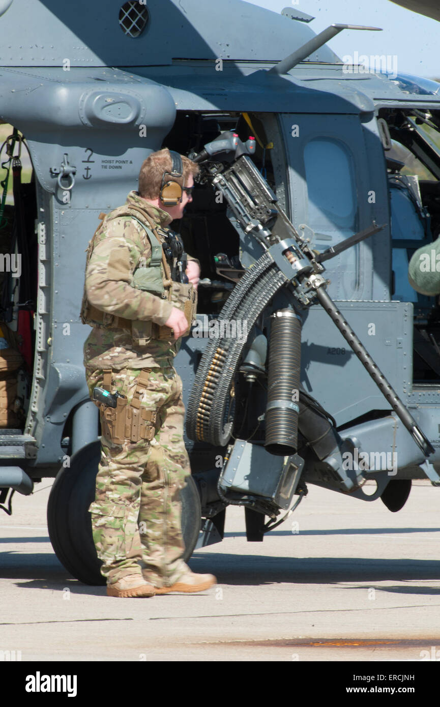 El helicóptero Pavehawk artillero comprueba su arma antes de una práctica en el rango meta. Ocs 0389. Foto de stock