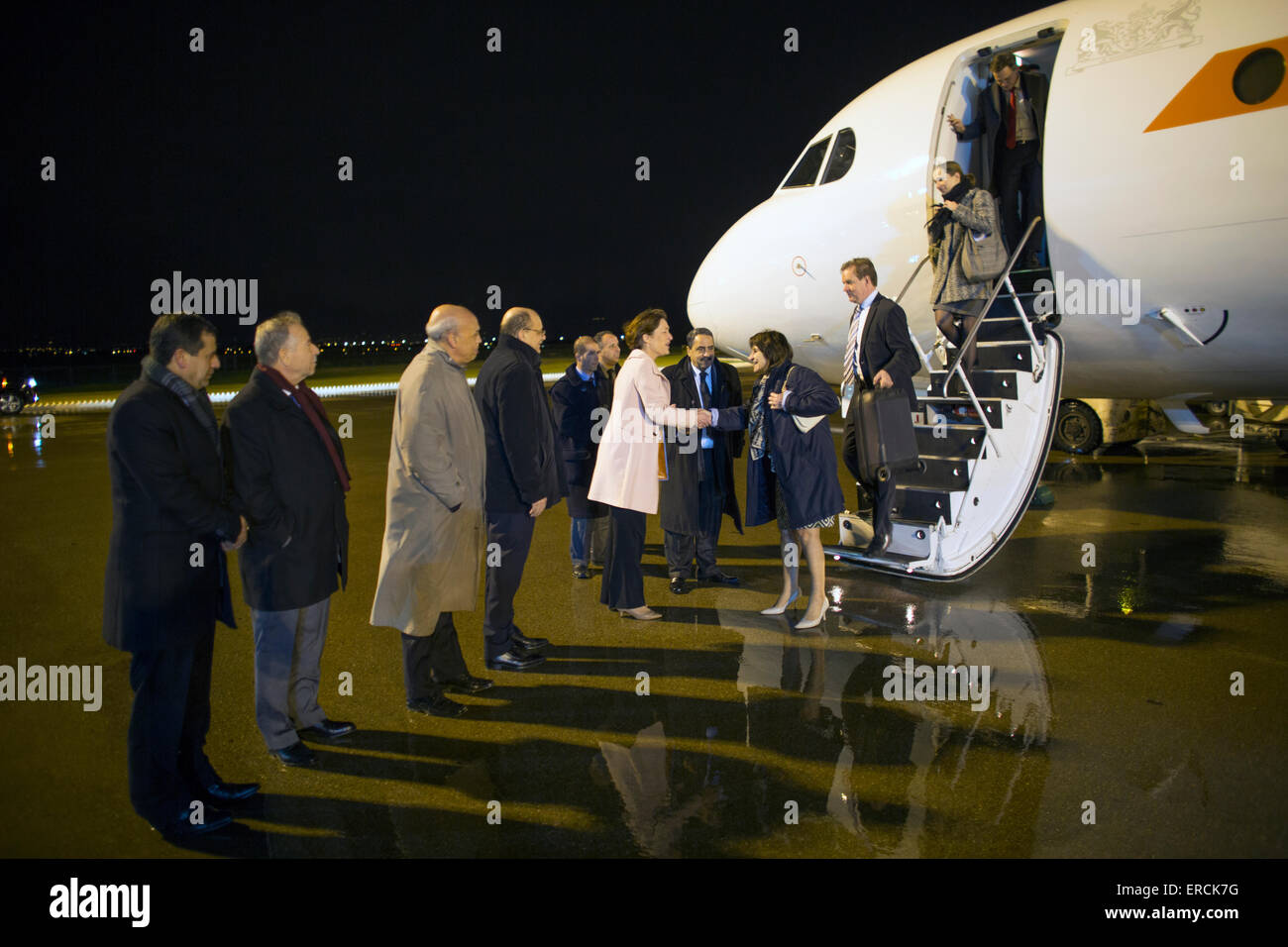 El ministro de desarrollo y comercio holandés Lilianne Ploumen en una misión comercial a Argel volando en el plano gubernamental KBX, holandés. Foto de stock