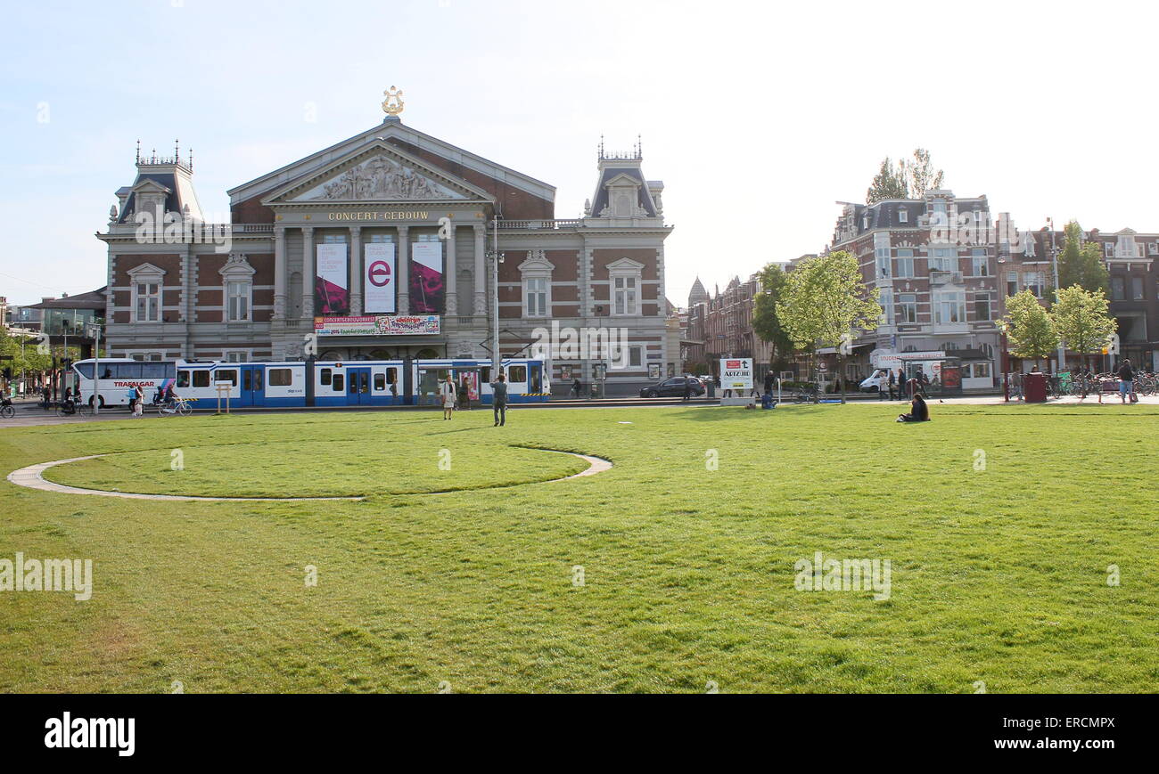 El Koninklijk Concertgebouw (Royal Concert Hall) visto desde la espaciosa plaza Museumplein en el centro de Ámsterdam, en Holanda. Foto de stock